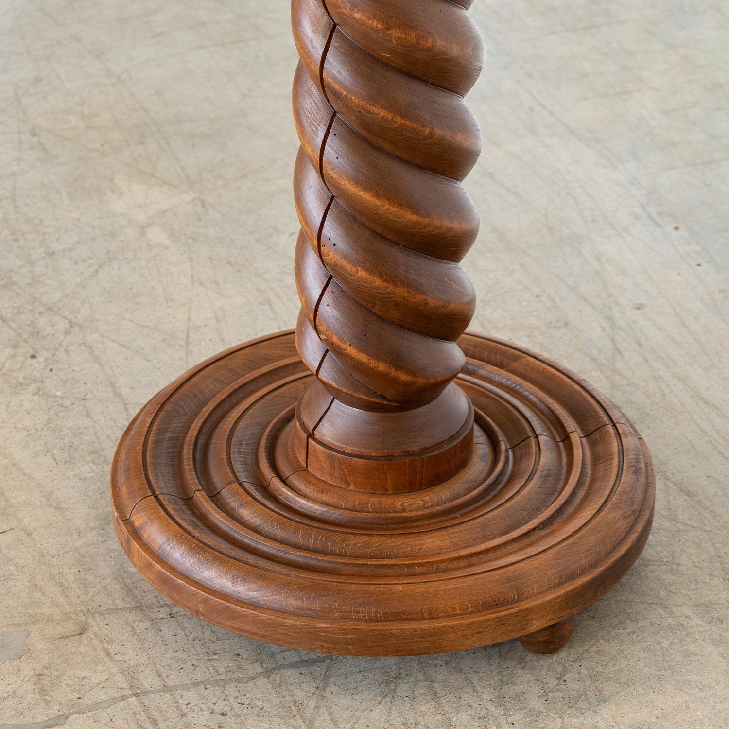 Table à piédestal en bois sculpté français en vente 4