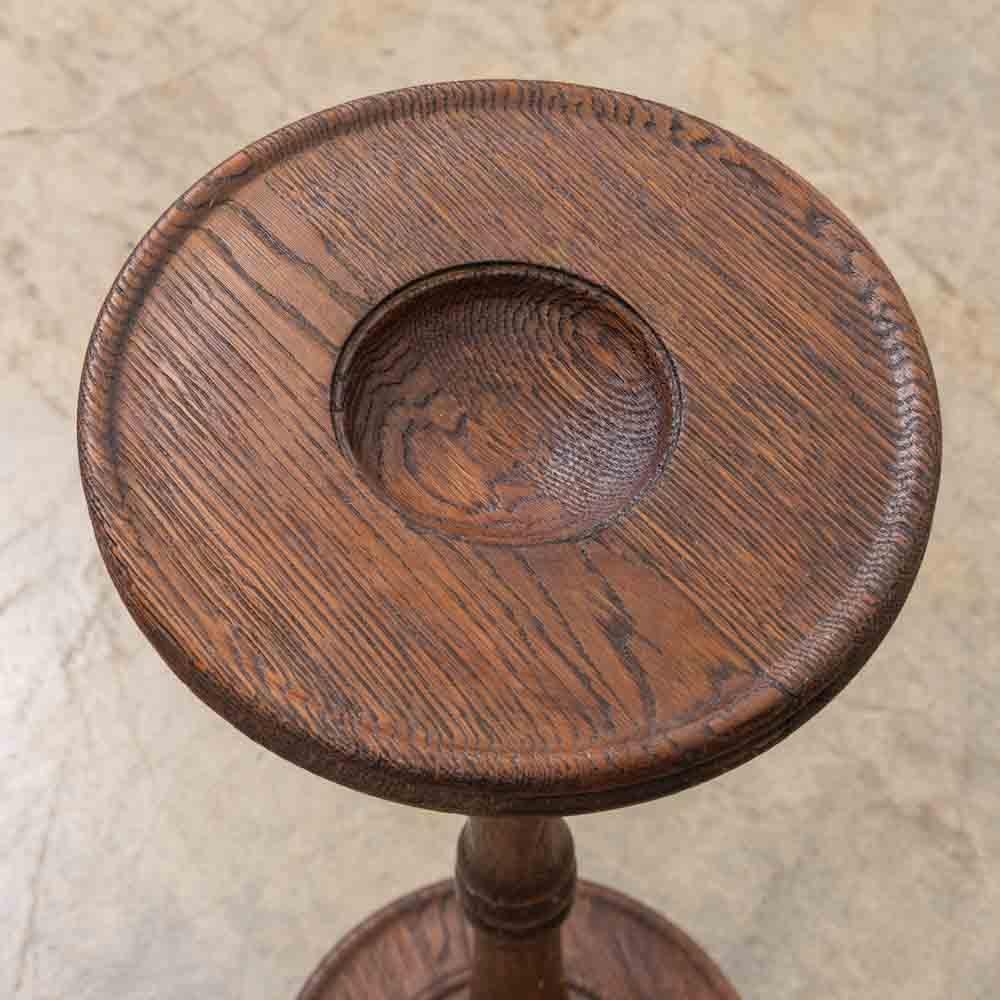 Mesa francesa con pedestal de madera tallada en venta 4