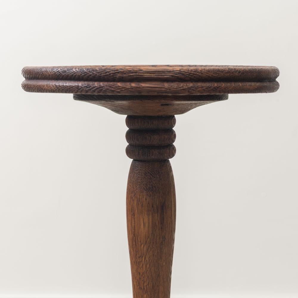 Mesa francesa con pedestal de madera tallada en venta 5