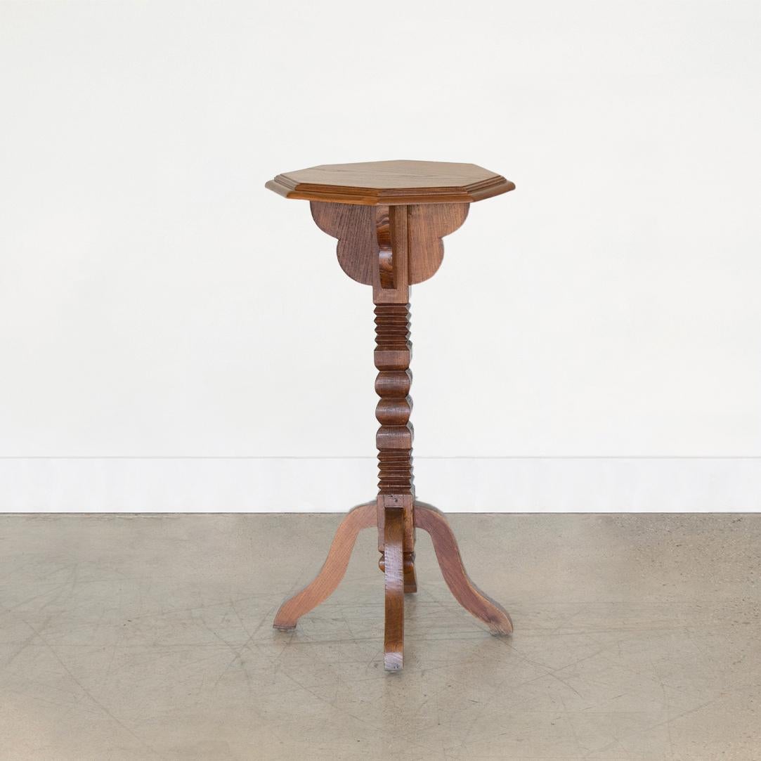 Français Table à piédestal en bois sculpté français