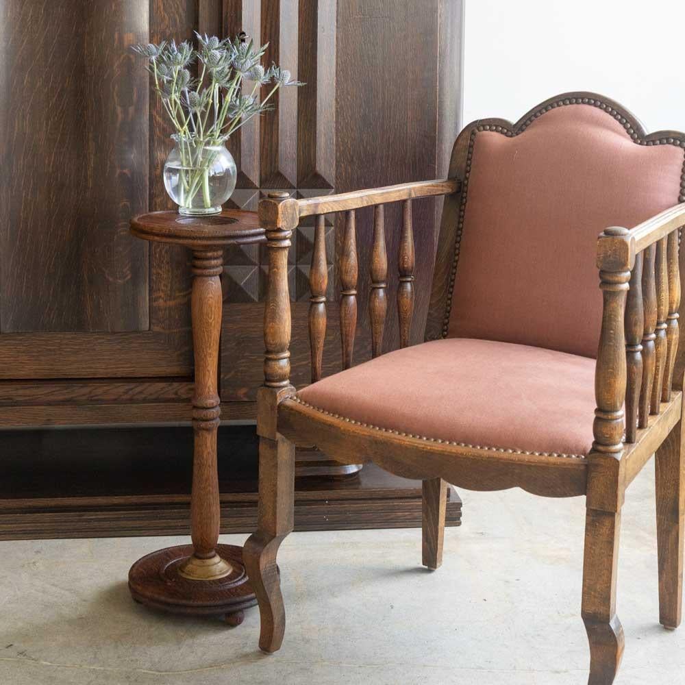 Mesa francesa con pedestal de madera tallada Francés en venta