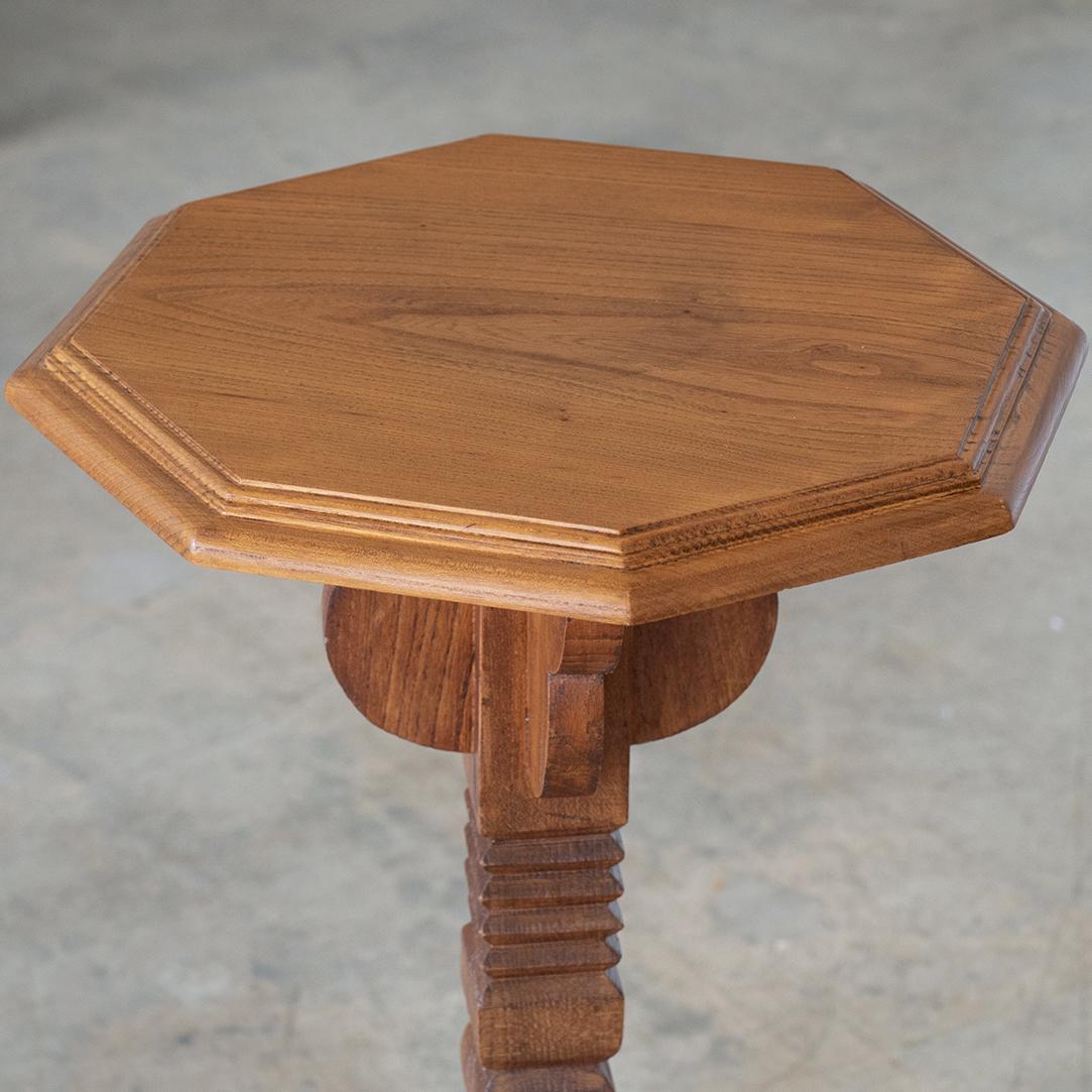 20ième siècle Table à piédestal en bois sculpté français