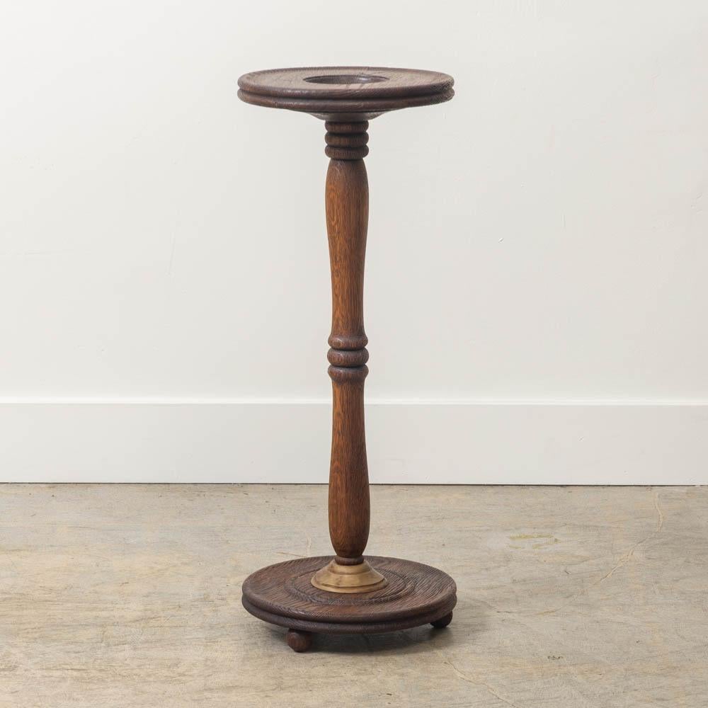 Mesa francesa con pedestal de madera tallada siglo XX en venta
