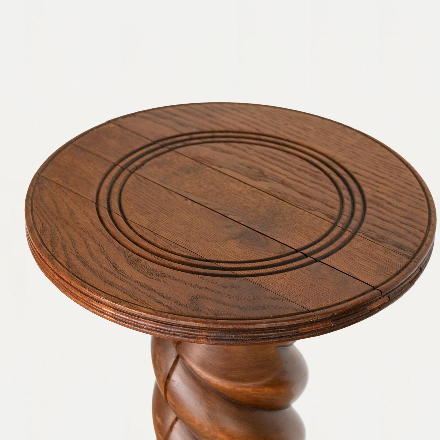 Chêne Table à piédestal en bois sculpté français en vente