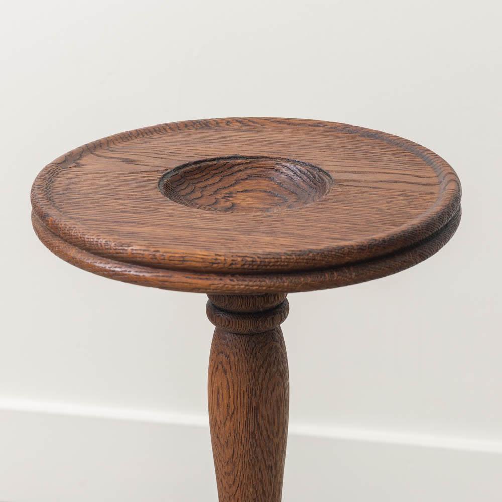 Mesa francesa con pedestal de madera tallada Roble en venta