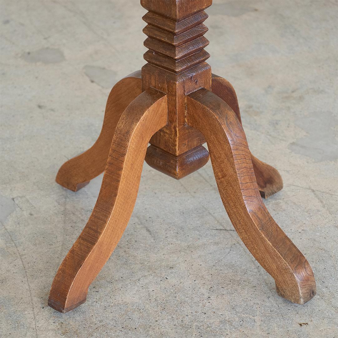 Table à piédestal en bois sculpté français 1