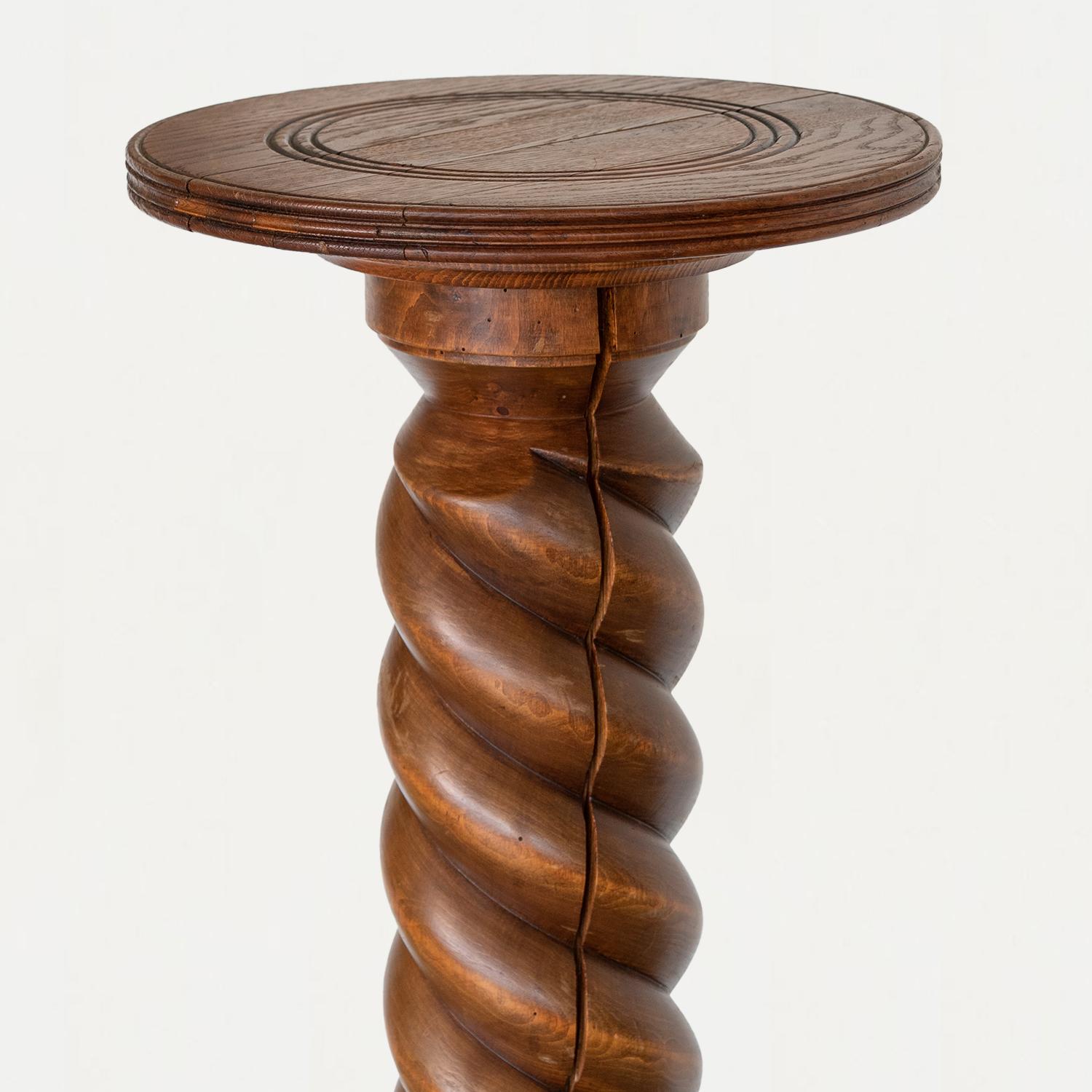 Table à piédestal en bois sculpté français en vente 1