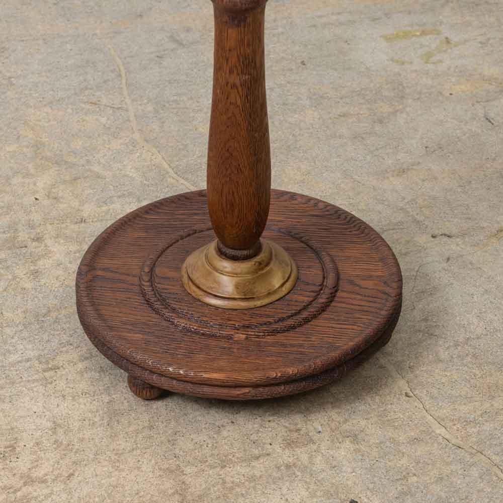 Mesa francesa con pedestal de madera tallada en venta 1