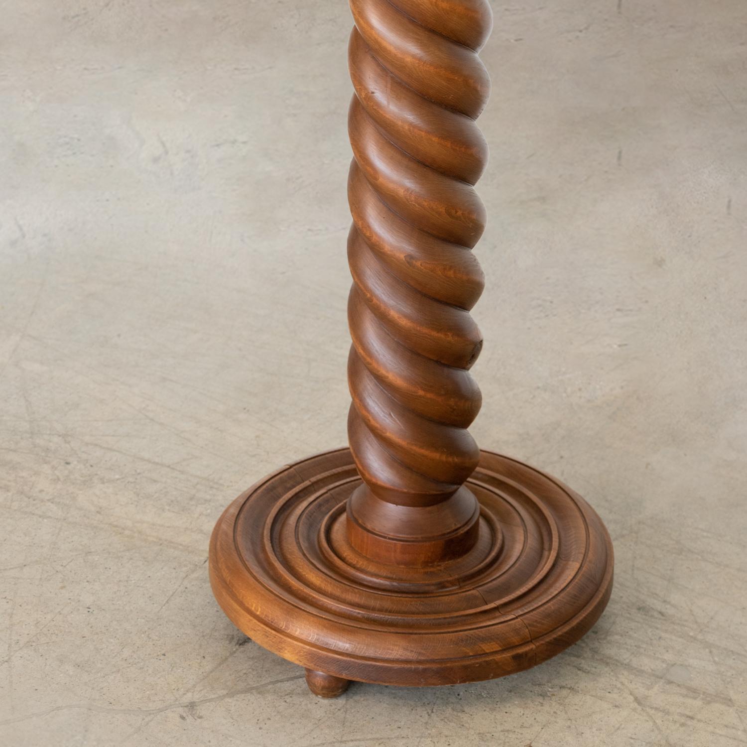 Table à piédestal en bois sculpté français en vente 2
