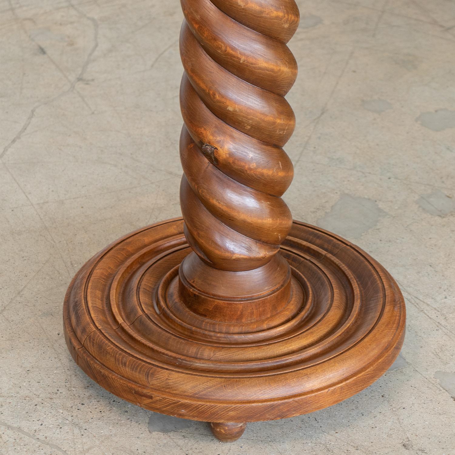 Table à piédestal en bois sculpté français en vente 3