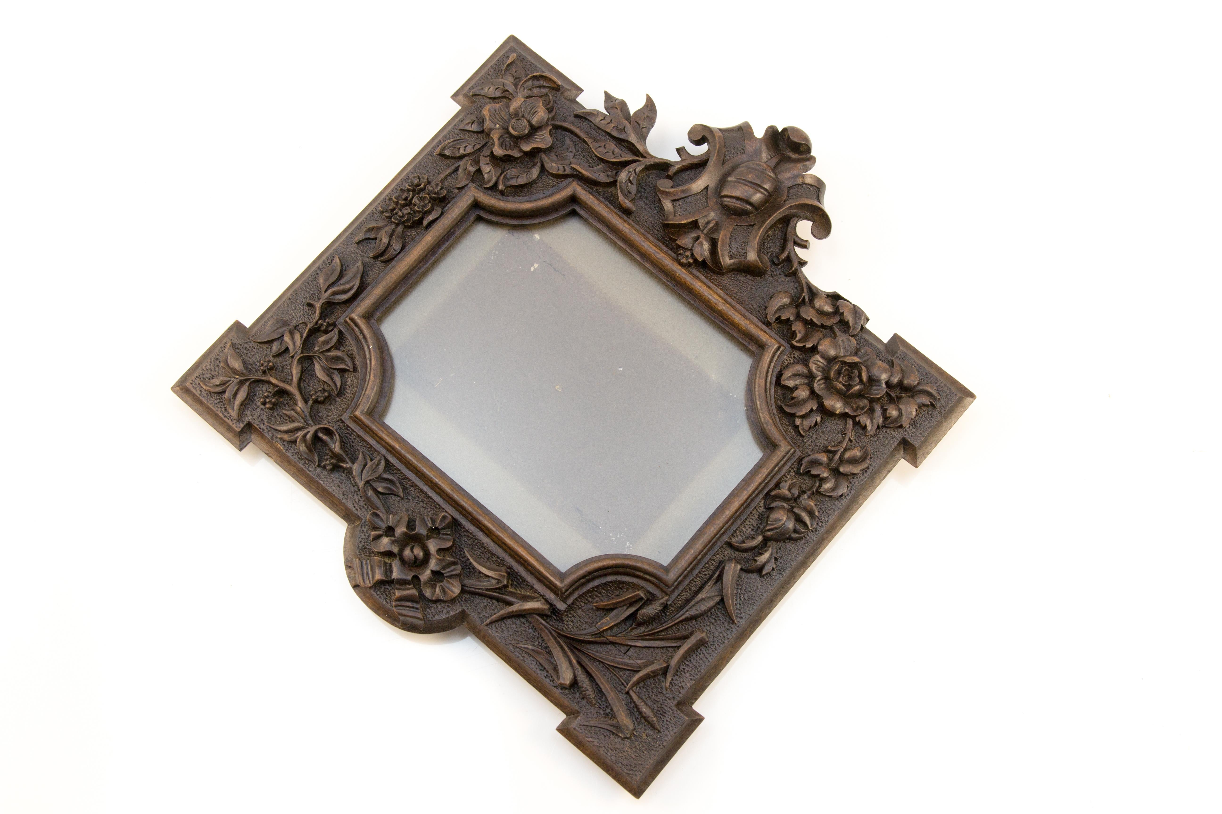 Antique walnut wood picture frame / photo frame with beautifully carved details. France, 1920s.
Dimensions:
Depth 2 cm/ 0.78 in; height 30 cm / 11.02 in; width 27.5 cm / 10.62 in. (inner size: 13 x 16.5 cm / 5.11 x 6.49 in).