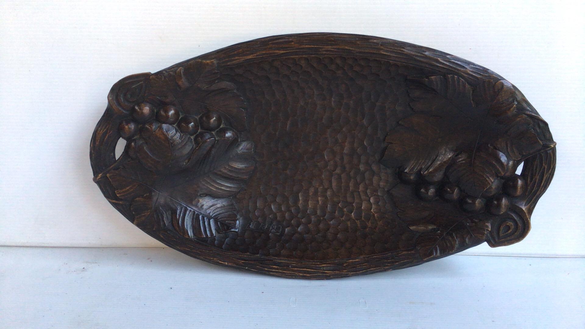 Country French Carved Wood Platter with Grapes and Vine Leaves, circa 1900 For Sale