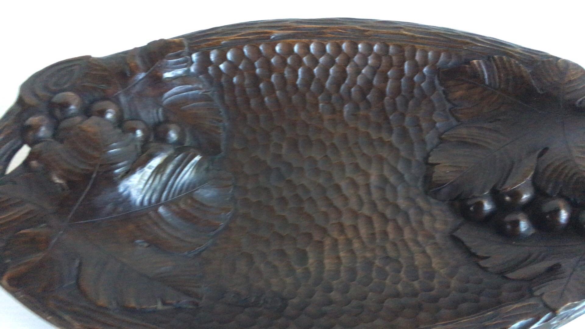 French Carved Wood Platter with Grapes and Vine Leaves, circa 1900 In Good Condition For Sale In Austin, TX