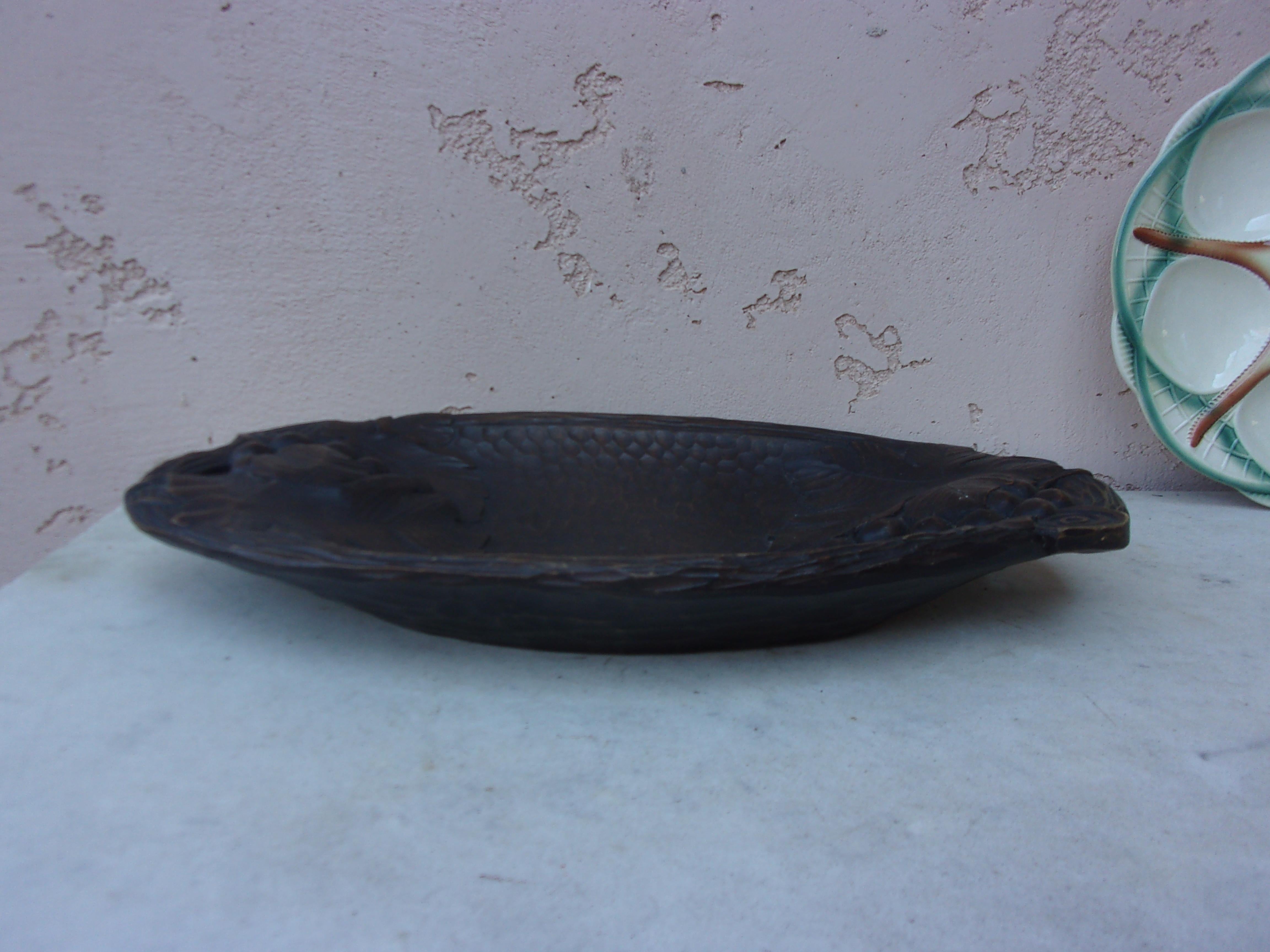 Early 20th Century French Carved Wood Platter with Grapes and Vine Leaves, circa 1900 For Sale