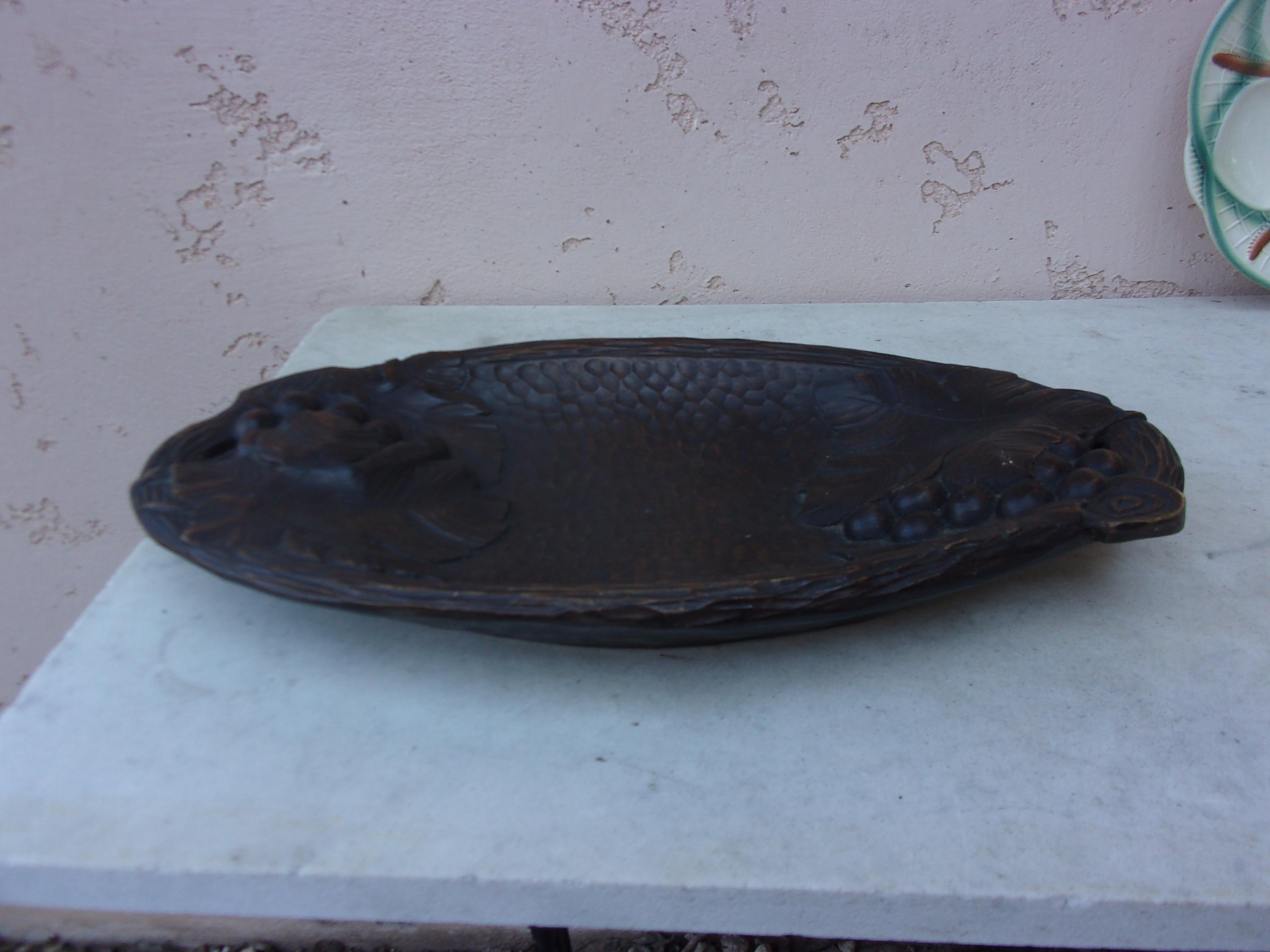 French Carved Wood Platter with Grapes and Vine Leaves, circa 1900 For Sale 1