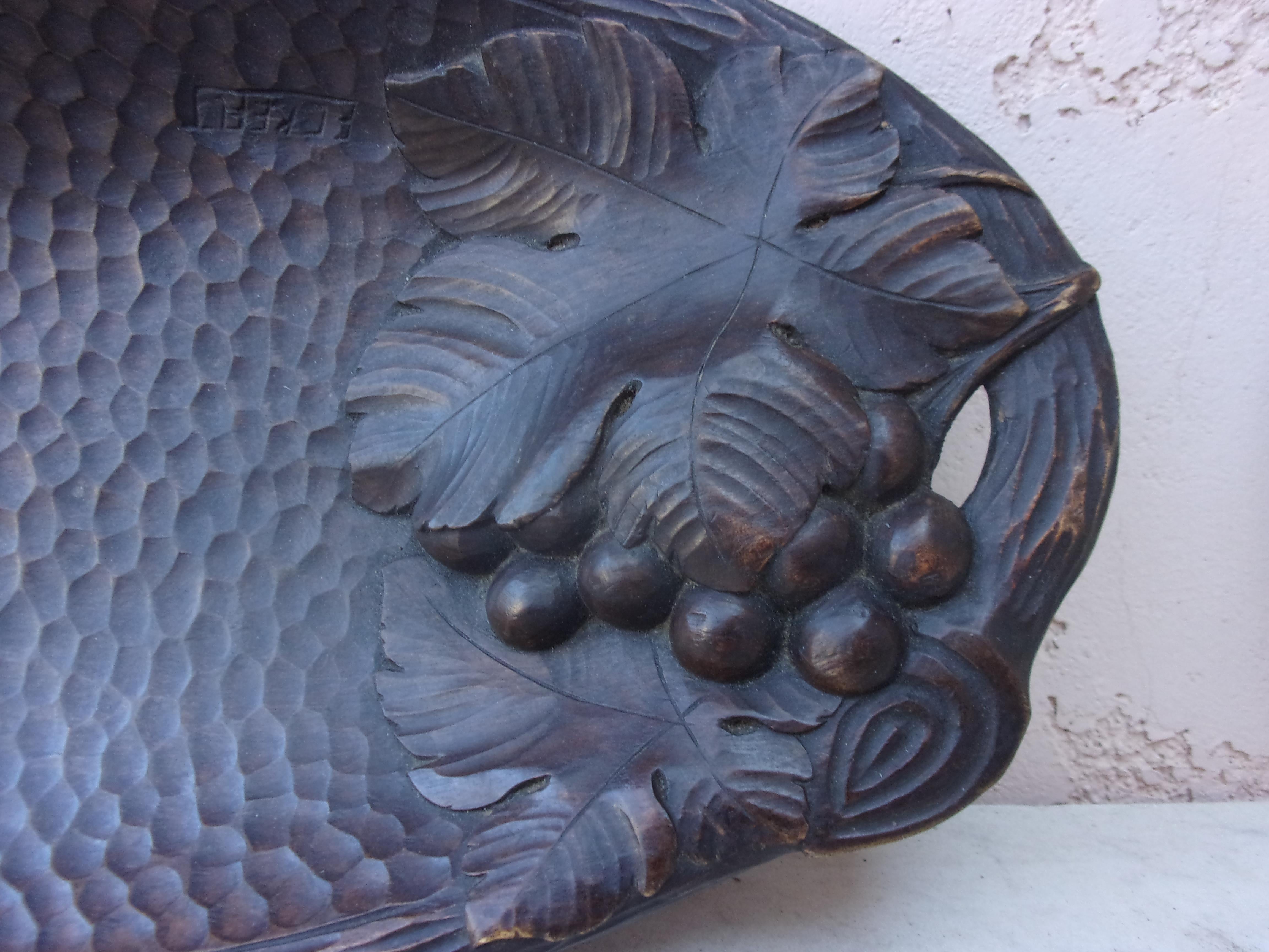 Plat en bois sculpté français avec raisins et feuilles de vigne, datant d'environ 1900 en vente 1