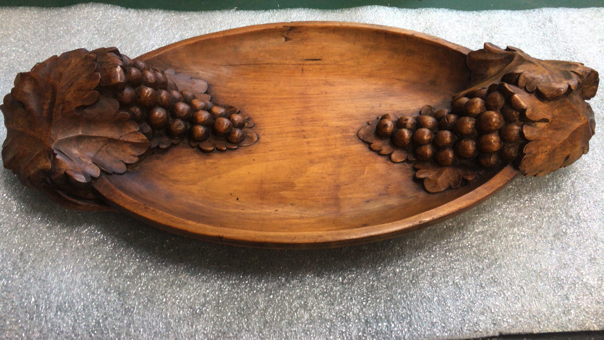 French Carved Wood Platter with Grapes and Vine Leaves, circa 1900 In Good Condition In Austin, TX