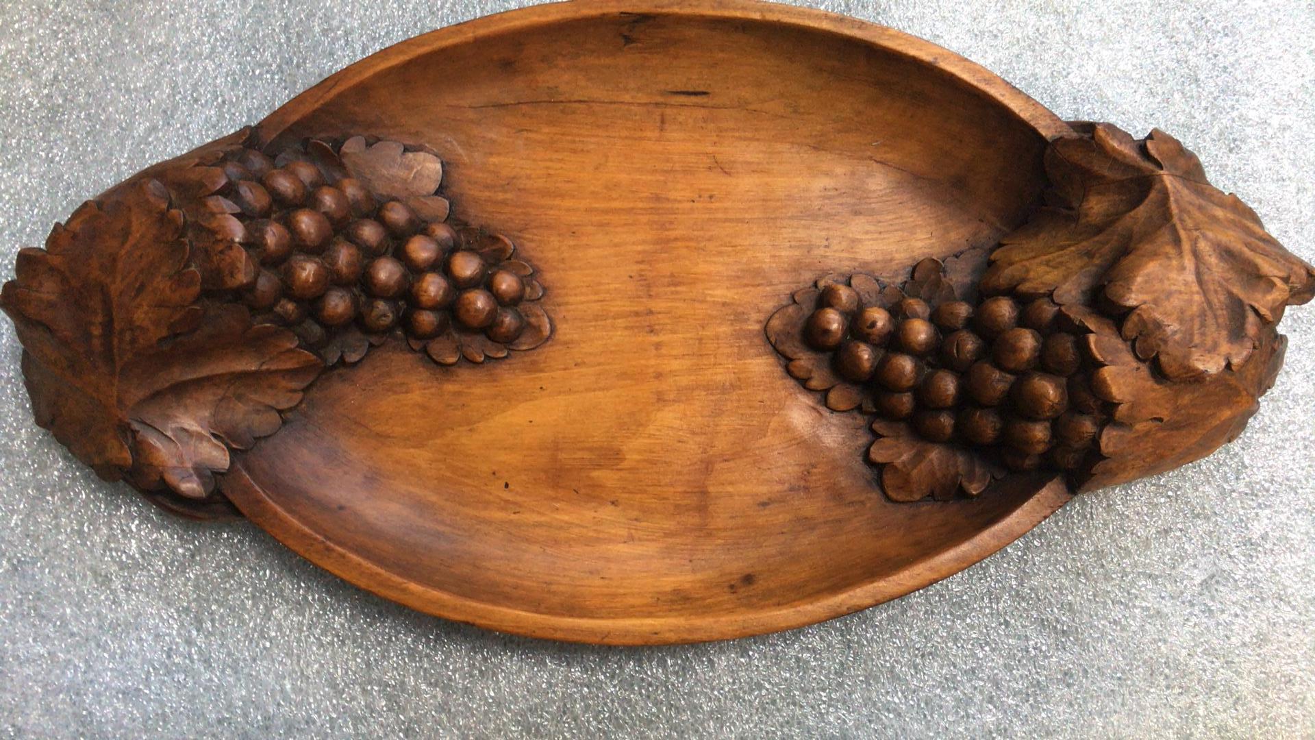 Early 20th Century French Carved Wood Platter with Grapes and Vine Leaves, circa 1900
