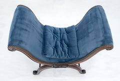 Banco tapizado de terciopelo azul en forma de tijera de madera tallada francesa