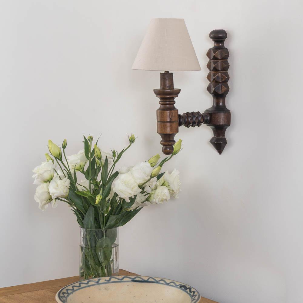 French Carved Wood Sconce by Charles Dudouyt Moderno de mediados de siglo en venta