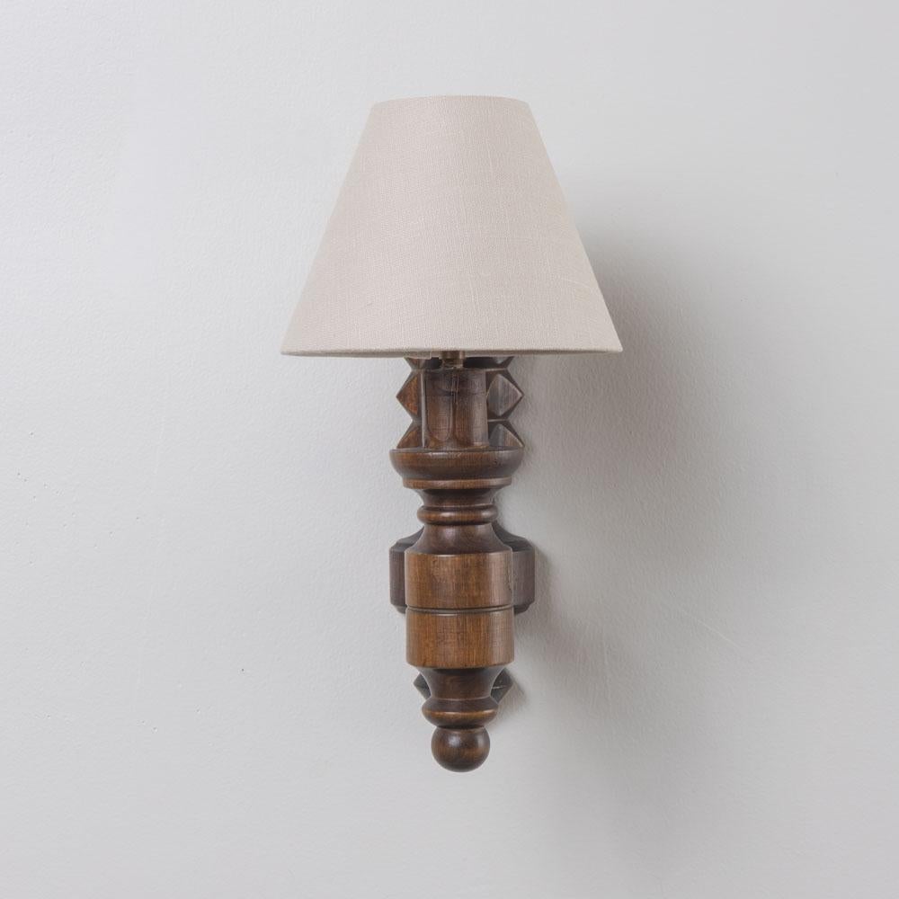 French Carved Wood Sconce by Charles Dudouyt Francés en venta