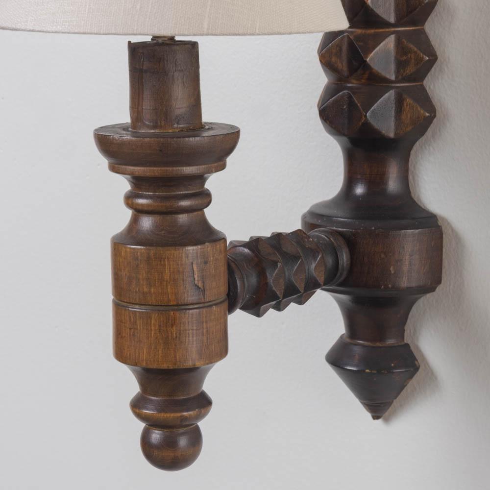 French Carved Wood Sconce by Charles Dudouyt mediados del siglo XX en venta