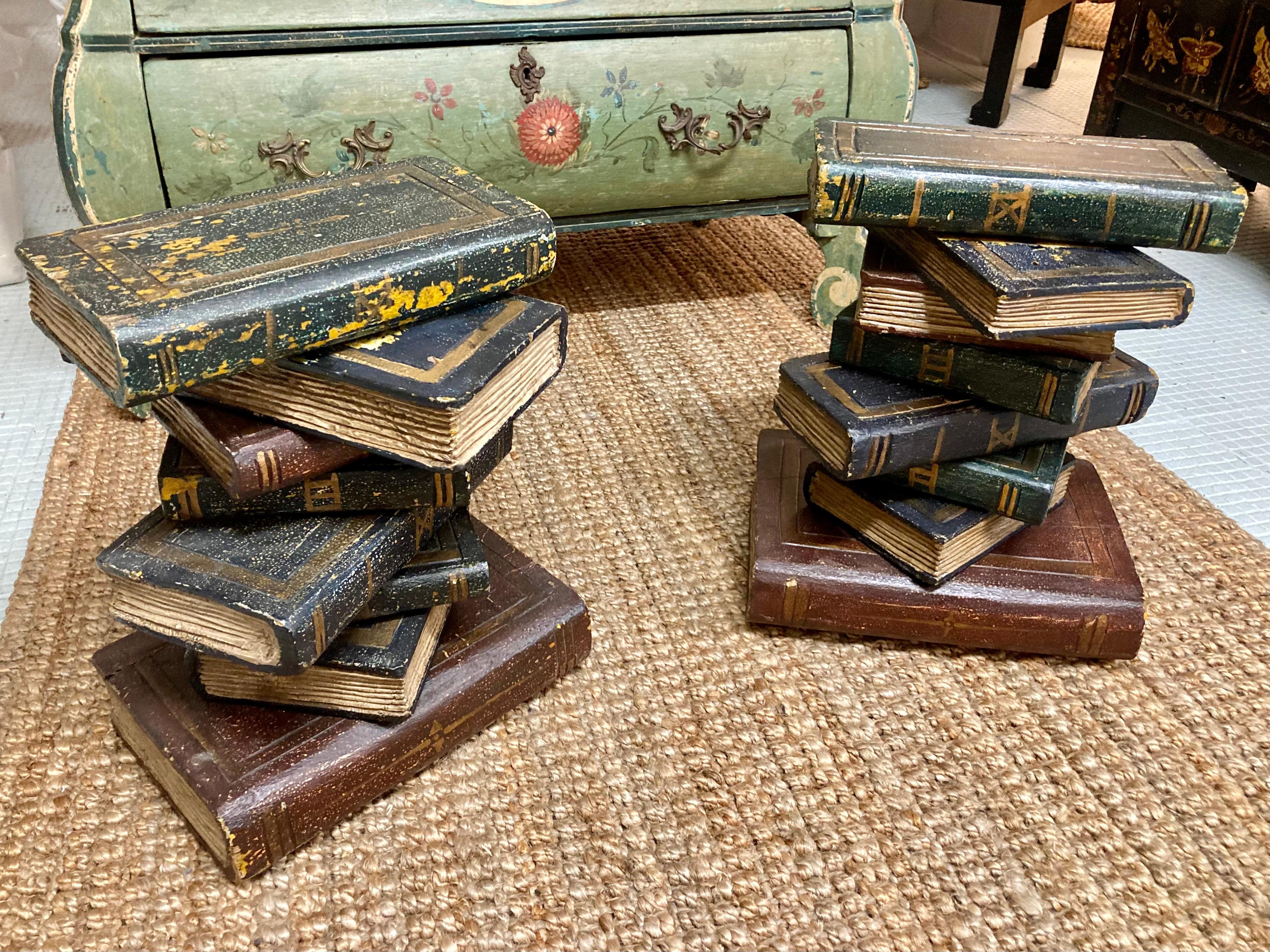 Provincial français Paire de tables Cocktail Tables à livres empilés en Wood Wood français sculpté en vente