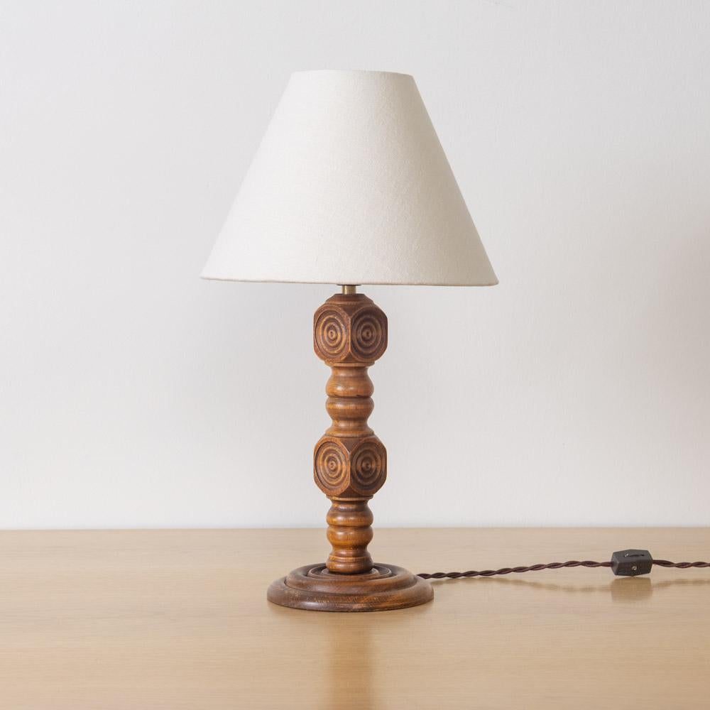 Lampada da tavolo francese in legno intagliato di Charles Dudouyt In condizioni buone in vendita a Los Angeles, CA