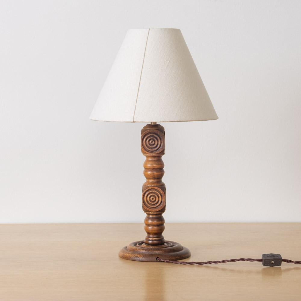 XX secolo Lampada da tavolo francese in legno intagliato di Charles Dudouyt in vendita