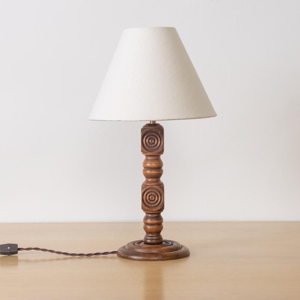 Lino Lampada da tavolo francese in legno intagliato di Charles Dudouyt in vendita