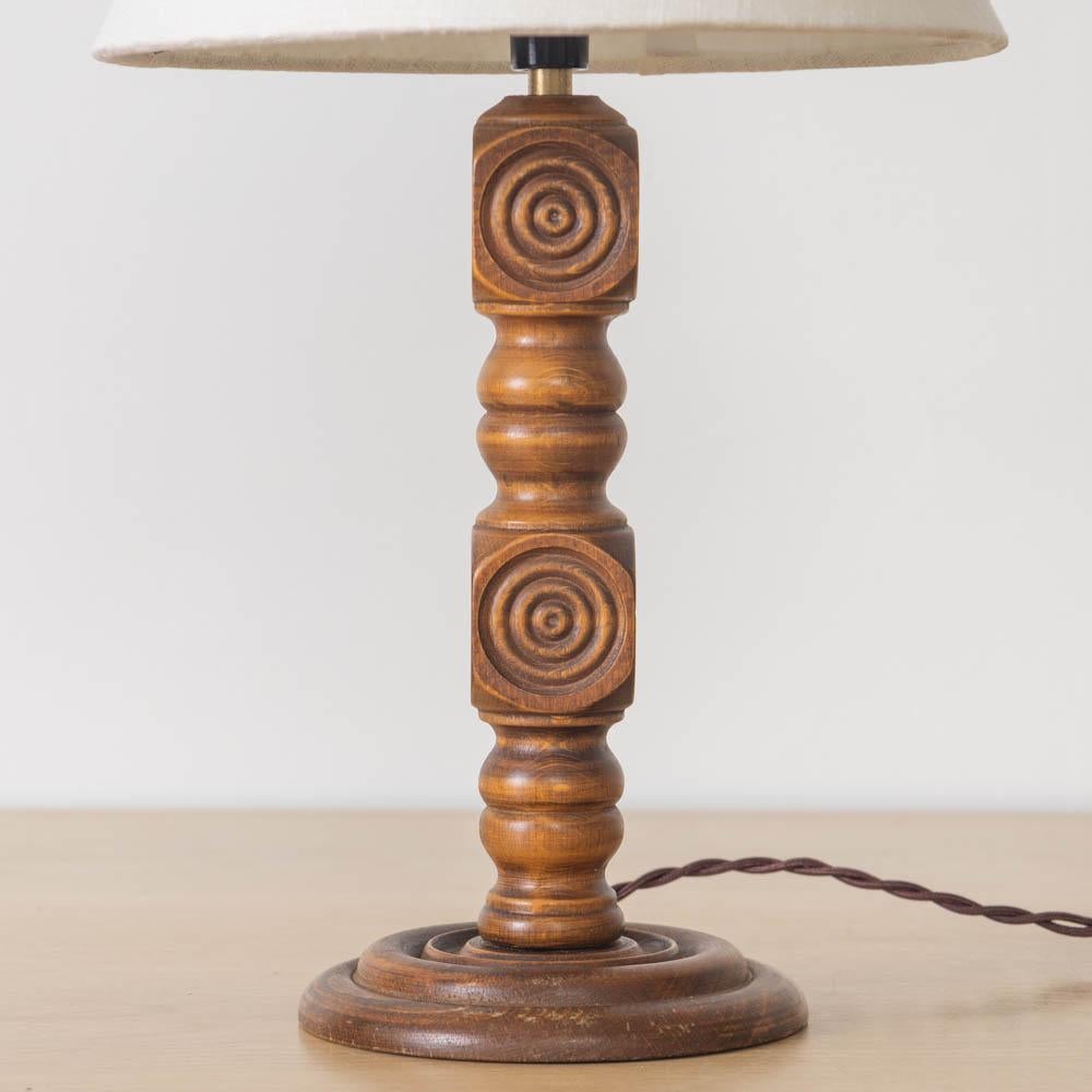 Lampada da tavolo francese in legno intagliato di Charles Dudouyt in vendita 2