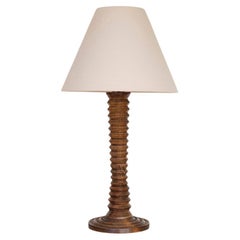 Große französische geschnitzte Holz-Tischlampe aus Holz von Charles Dudouyt