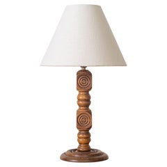 Lampada da tavolo francese in legno intagliato di Charles Dudouyt