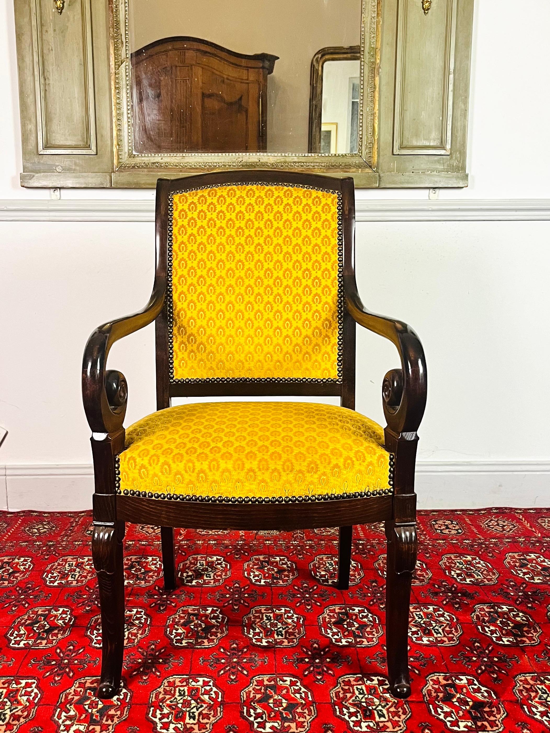 Very pretty carved mahogany armchair from the Restoration period - 19th century.
The backrest is slightly reversed for ideal comfort.
The armchair consists of beautifully carved armrests.
The rear legs are sabre-shaped. The front legs are elegantly