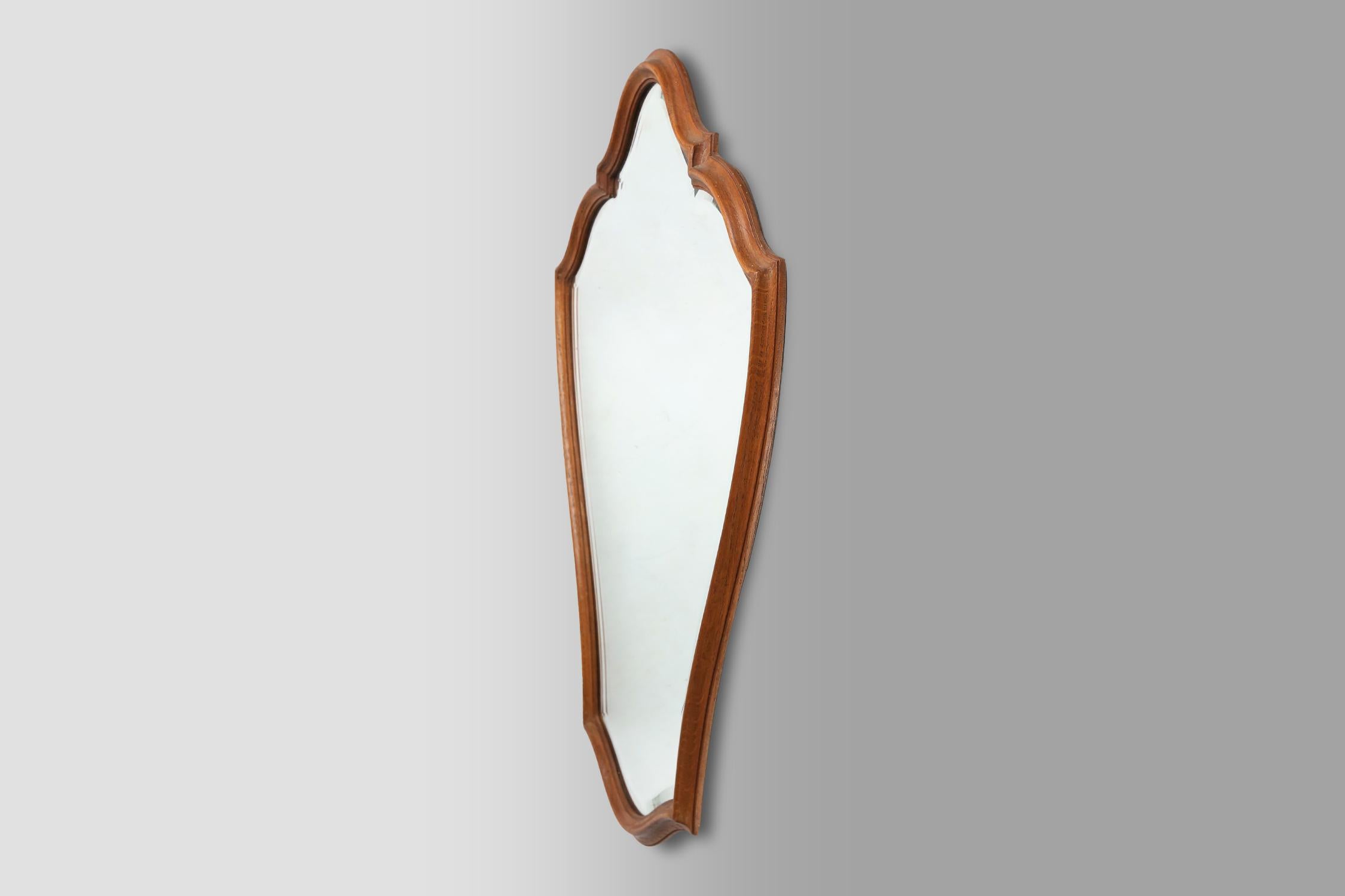 Frankreich / 1950er Jahre / geschnitzter Holzspiegel / Mitte des Jahrhunderts / Vintage-Design

Organisch gefütterter Holzspiegel mit aufwendigen Details aus den 1950er Jahren, entworfen und hergestellt in Frankreich. Dieser Spiegel mit luxuriösem,