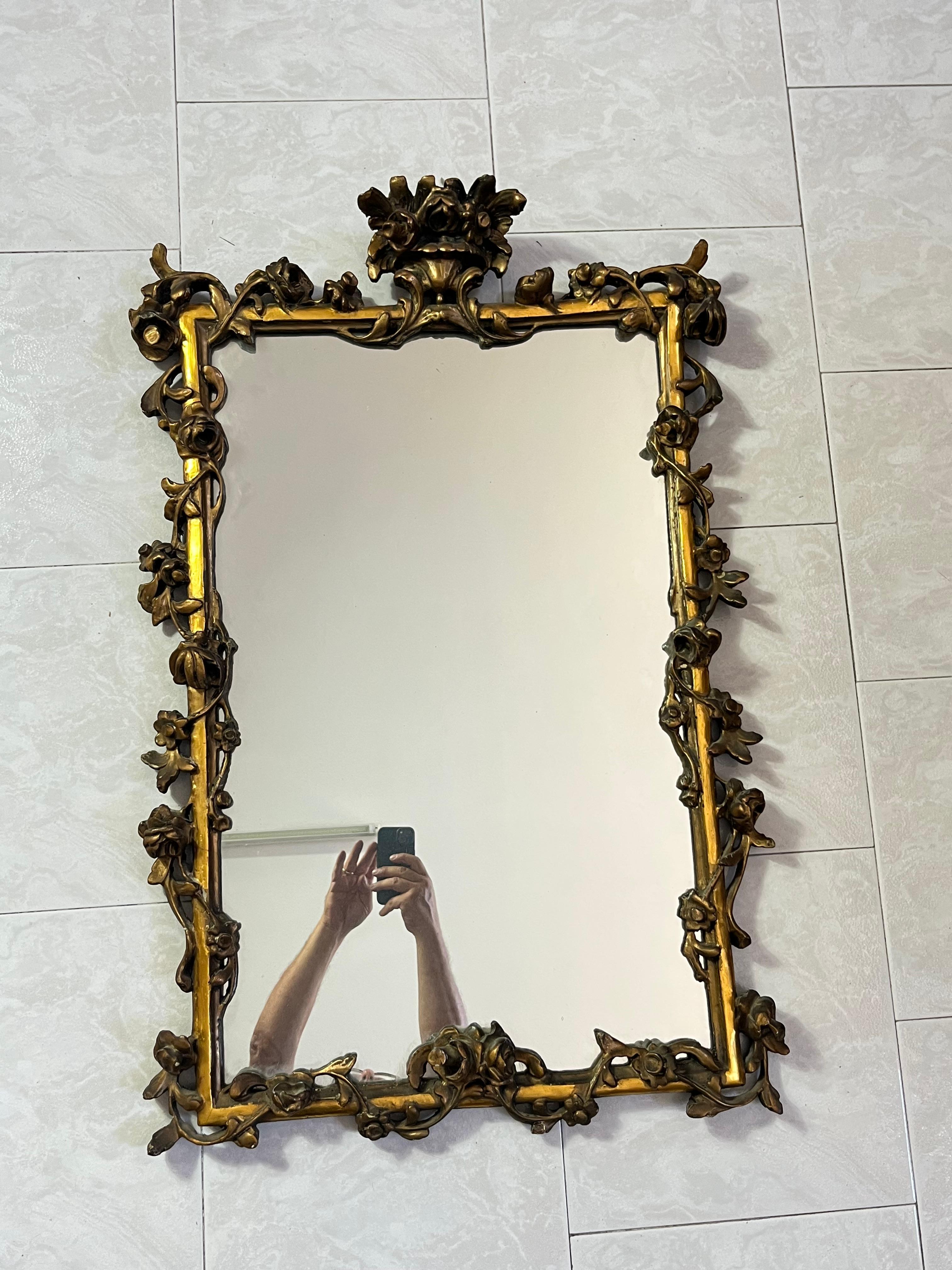 French carved wooden wall mirror with gold finish, 1930s
Good condition, with minor signs of wear.
Found in a noble villa in my hometown, Palermo.

We guarantee fast shipping in a wooden crate with suitable and insured packaging, via DHL courier.