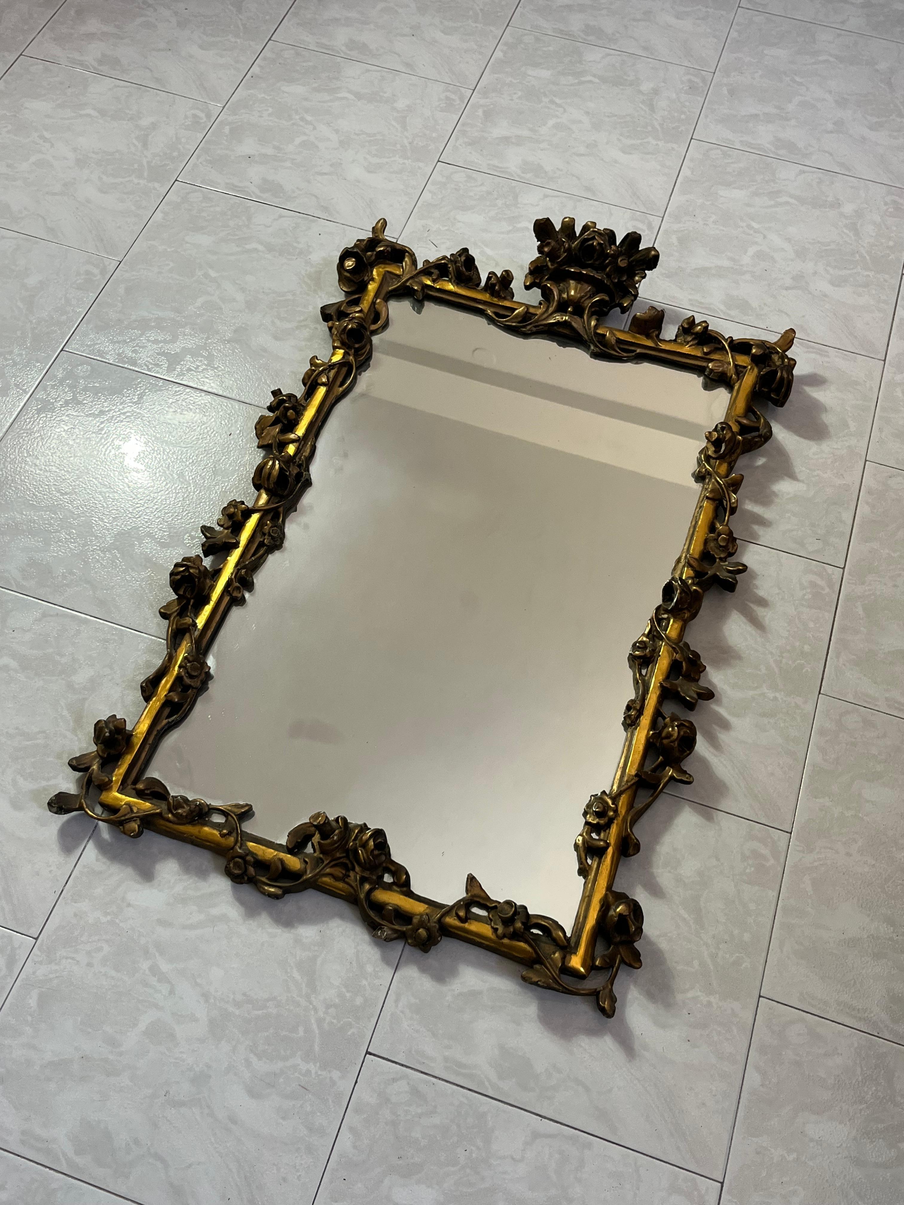 French Carved Wooden Wall Mirror with Gold Finish, 1930s In Good Condition For Sale In Palermo, IT