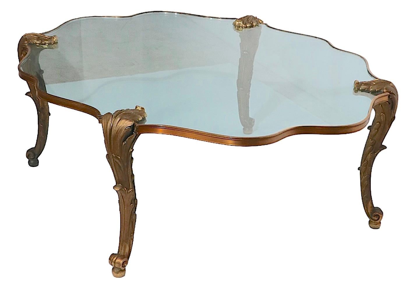 Hollywood Regency  Table basse française en laiton moulé et verre signée P.E. Guerin en vente
