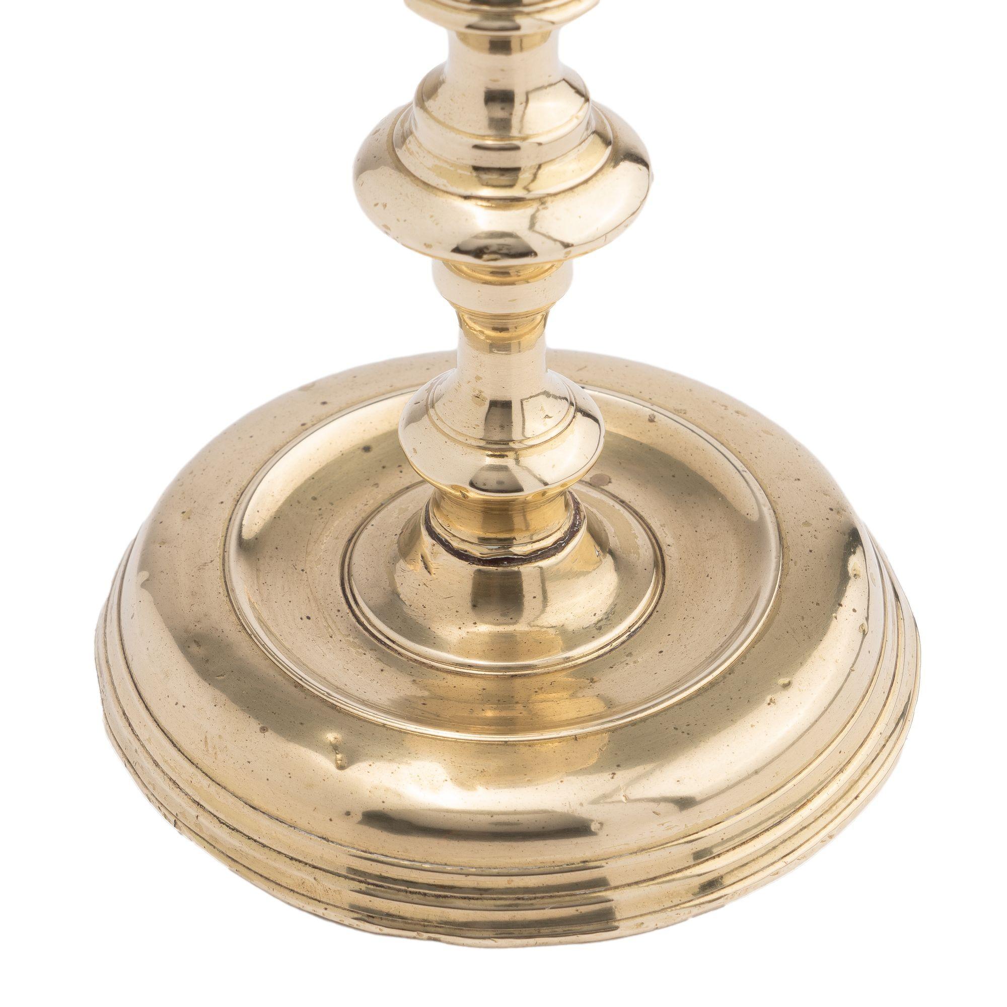 French cast brass circular base candlestick, 1720 For Sale 2