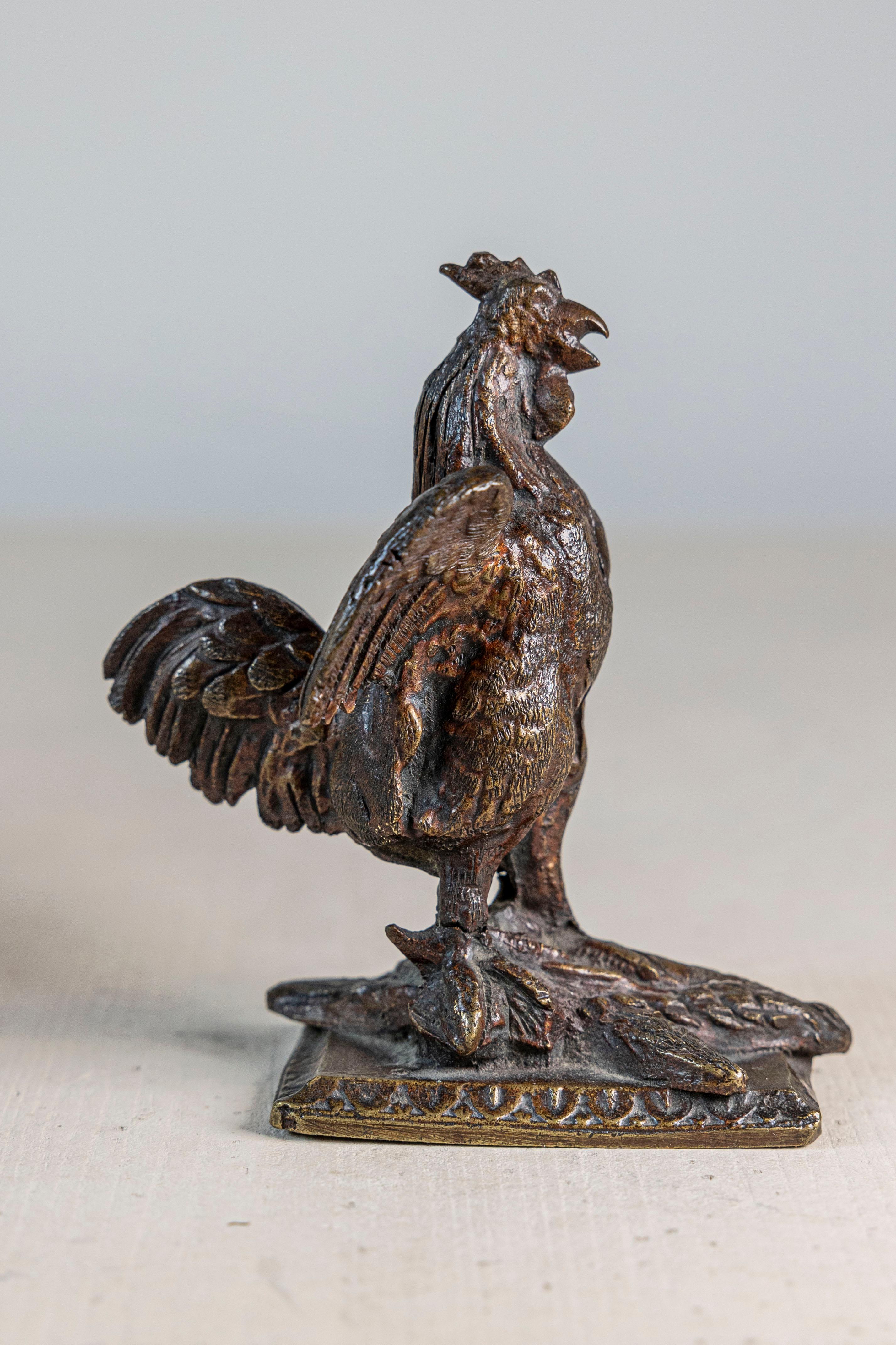 Una scultura francese in bronzo del XIX secolo che raffigura un gallo in piedi su un terreno strutturato, con le ali spiegate. Creata nel XIX secolo, questa scultura in bronzo raffigura l'emblema nazionale francese, il gallo. Il fiero animale è in