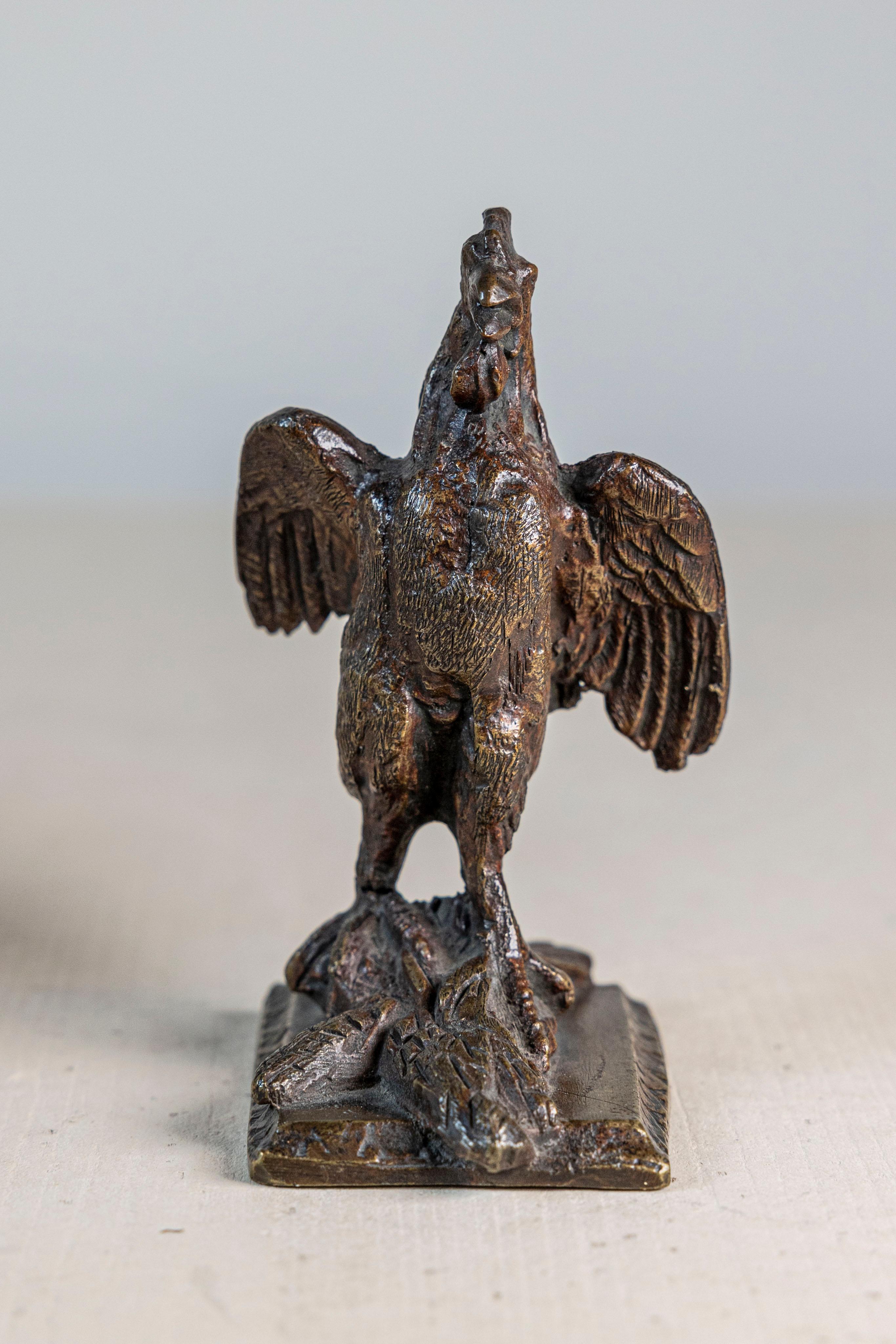 Francese Scultura francese in bronzo fuso del XIX secolo con gallo ad ali spiegate all'indietro in vendita