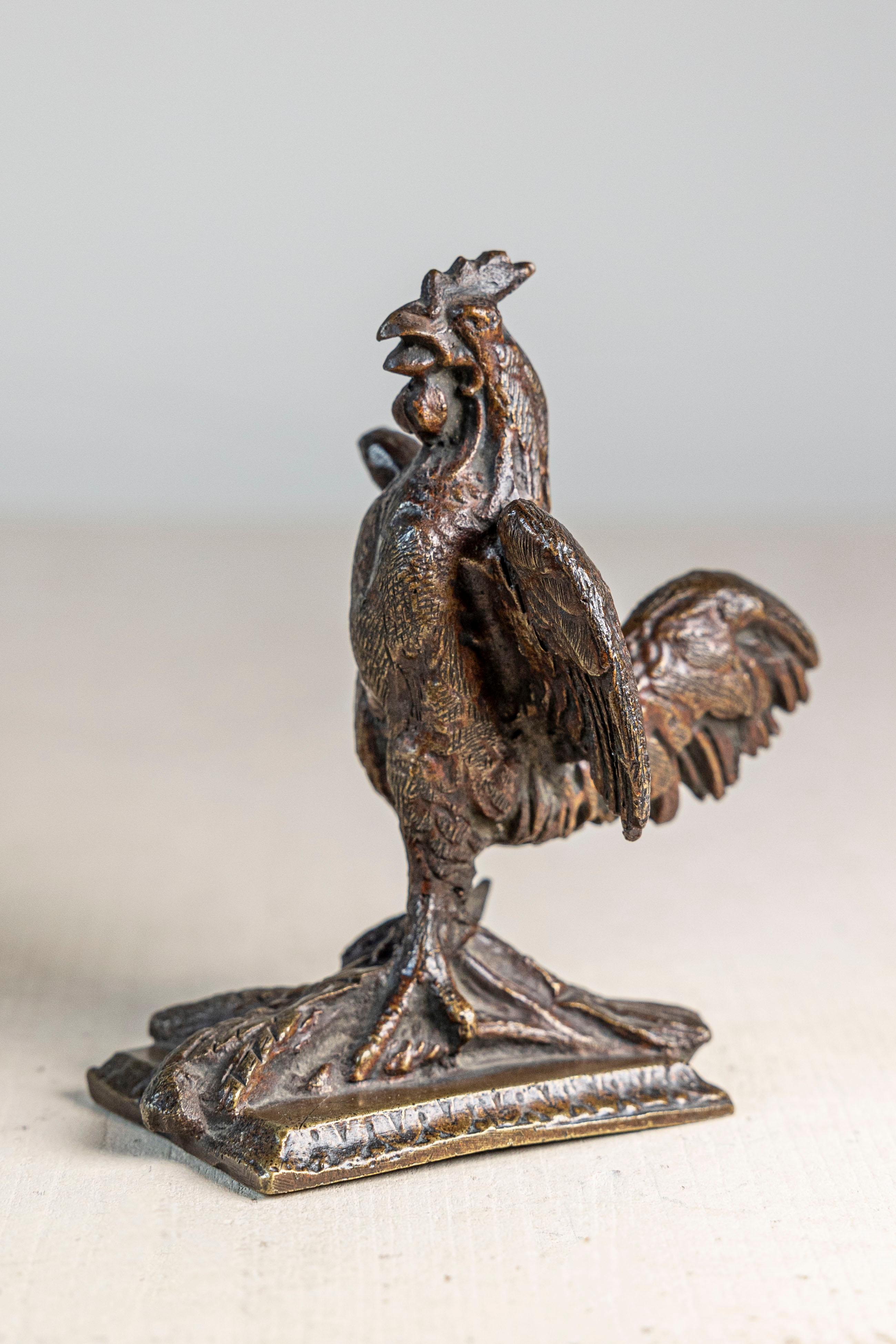 Patinato Scultura francese in bronzo fuso del XIX secolo con gallo ad ali spiegate all'indietro in vendita
