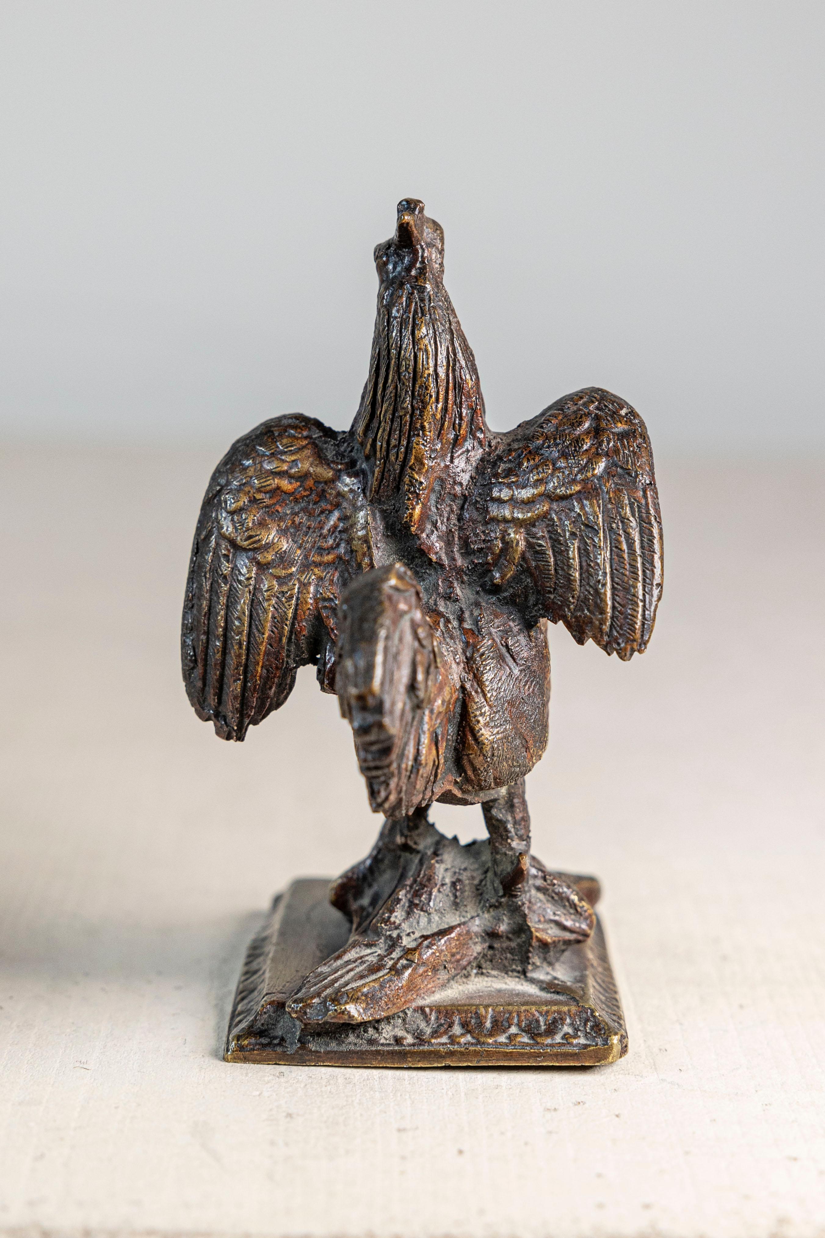 Scultura francese in bronzo fuso del XIX secolo con gallo ad ali spiegate all'indietro In condizioni buone in vendita a Atlanta, GA