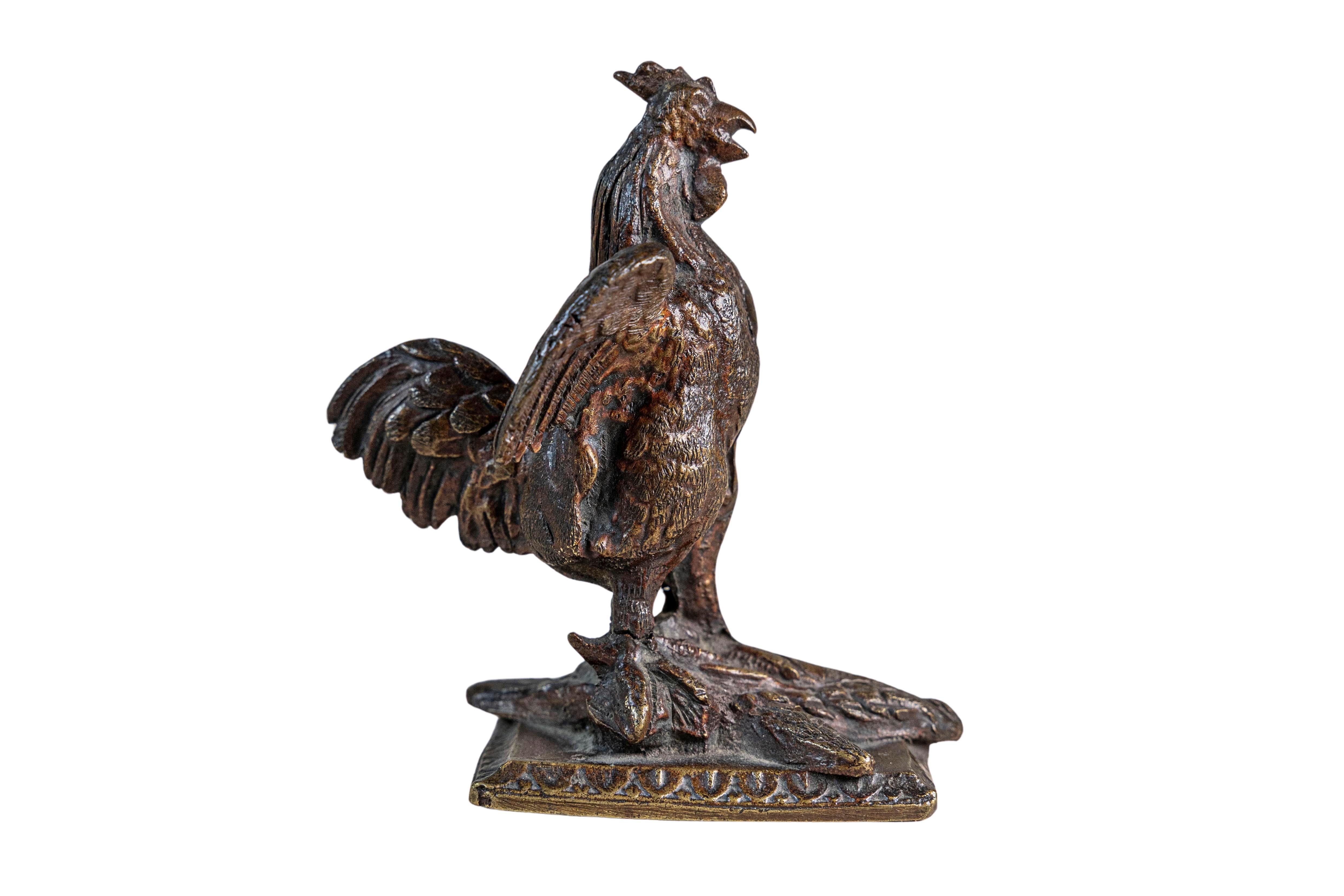 Scultura francese in bronzo fuso del XIX secolo con gallo ad ali spiegate all'indietro