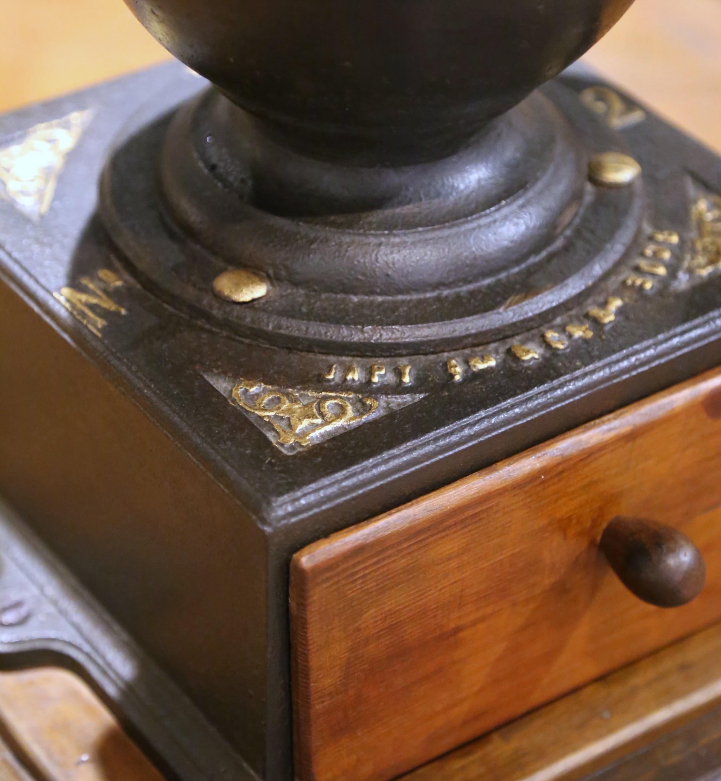 Moulin à café français en fonte et en Wood avec manivelle et tiroir, datant de 1901 en vente 4