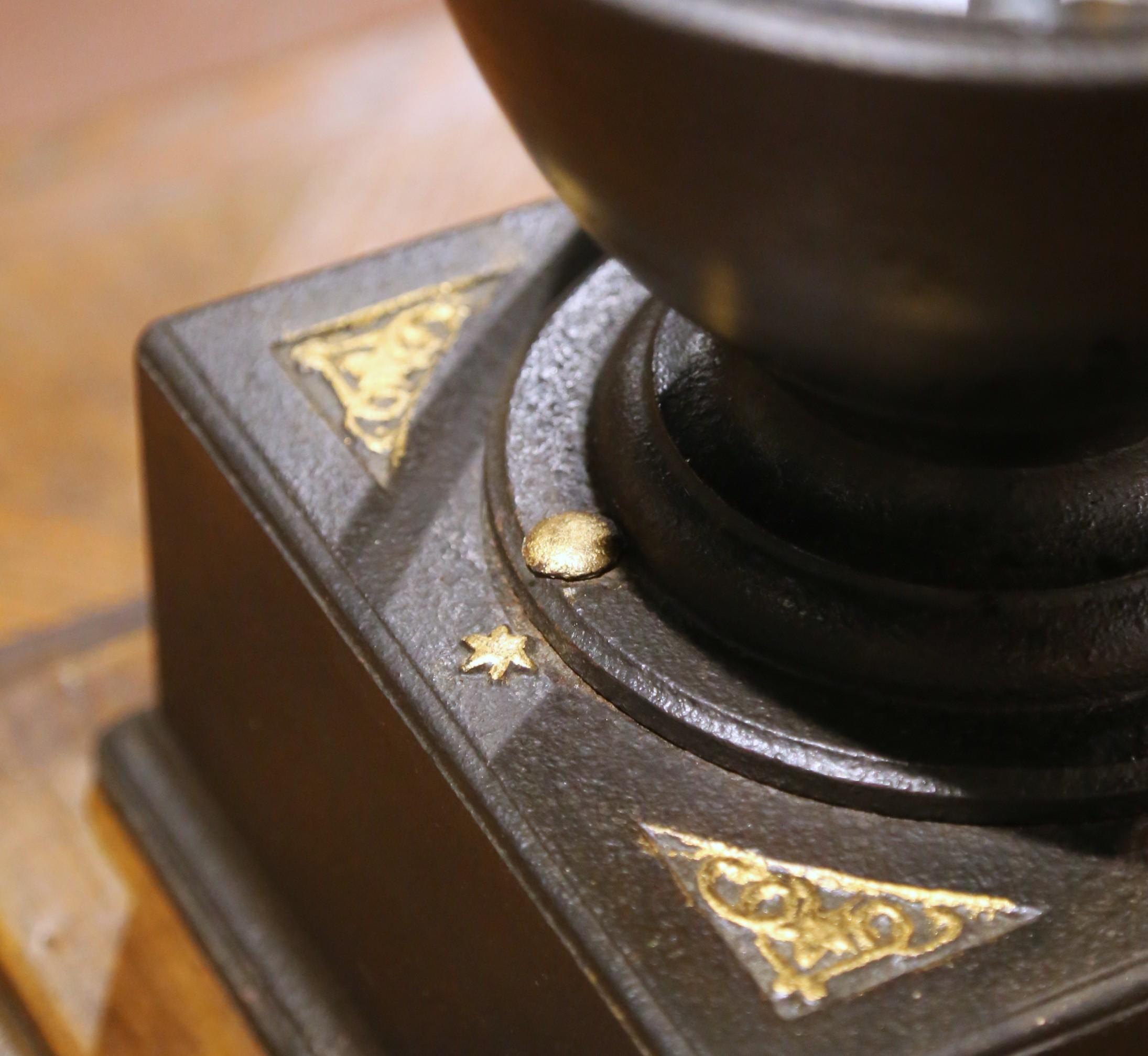 Moulin à café français en fonte et en Wood avec manivelle et tiroir, datant de 1901 en vente 5