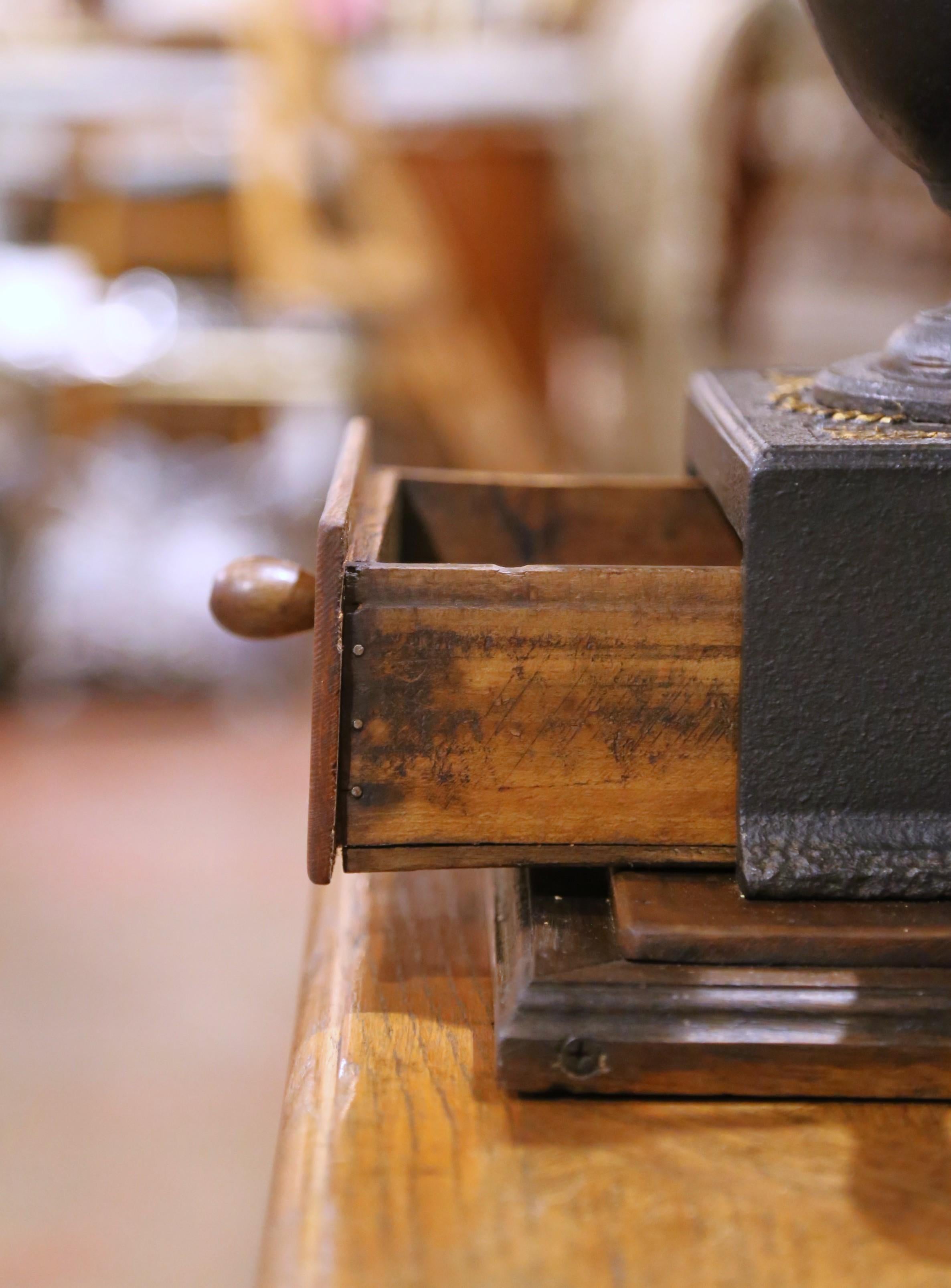 Moulin à café français en fonte et en Wood avec manivelle et tiroir, datant de 1901 en vente 6