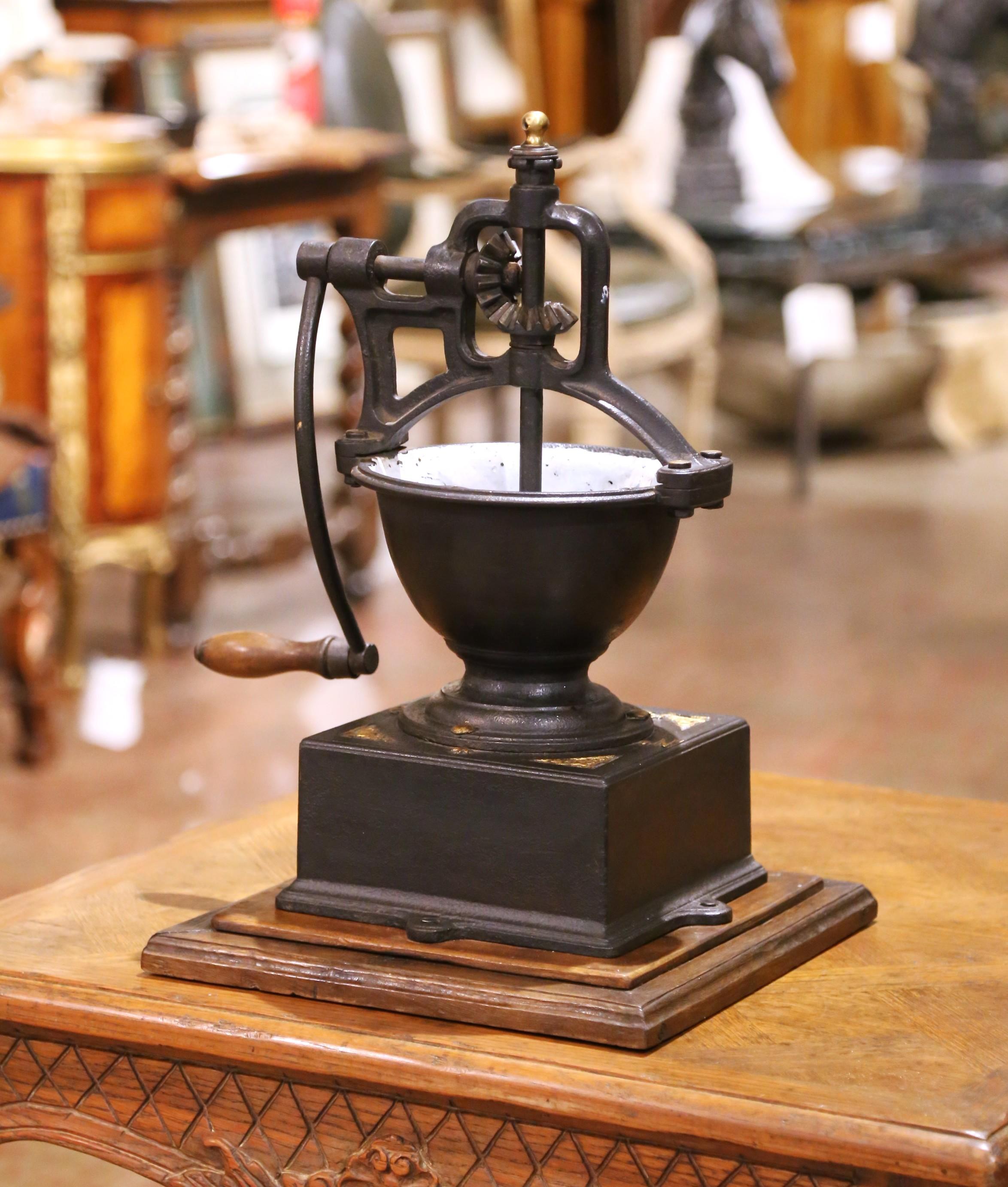 Moulin à café français en fonte et en Wood avec manivelle et tiroir, datant de 1901 en vente 7