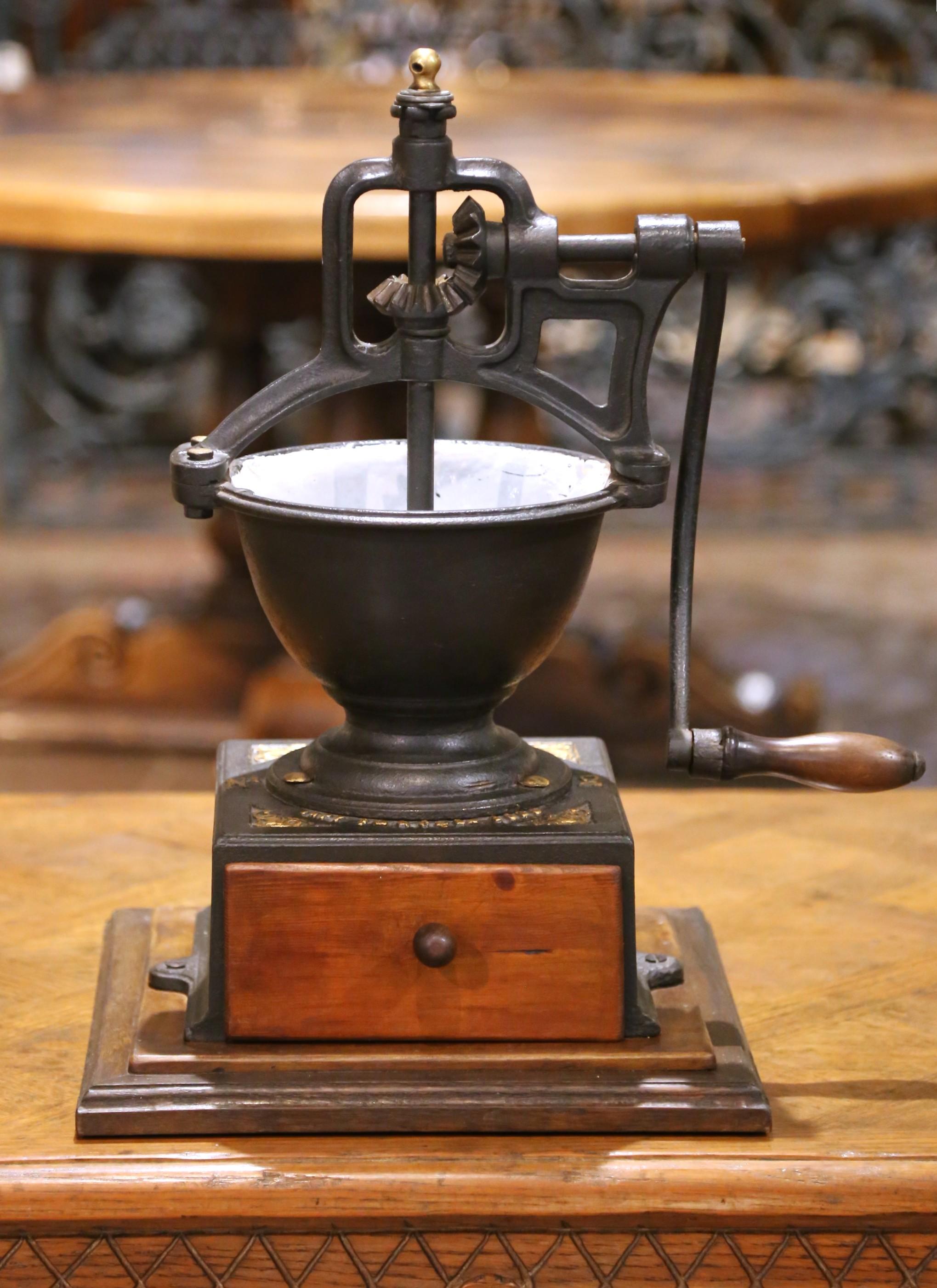 Country Moulin à café français en fonte et en Wood avec manivelle et tiroir, datant de 1901 en vente