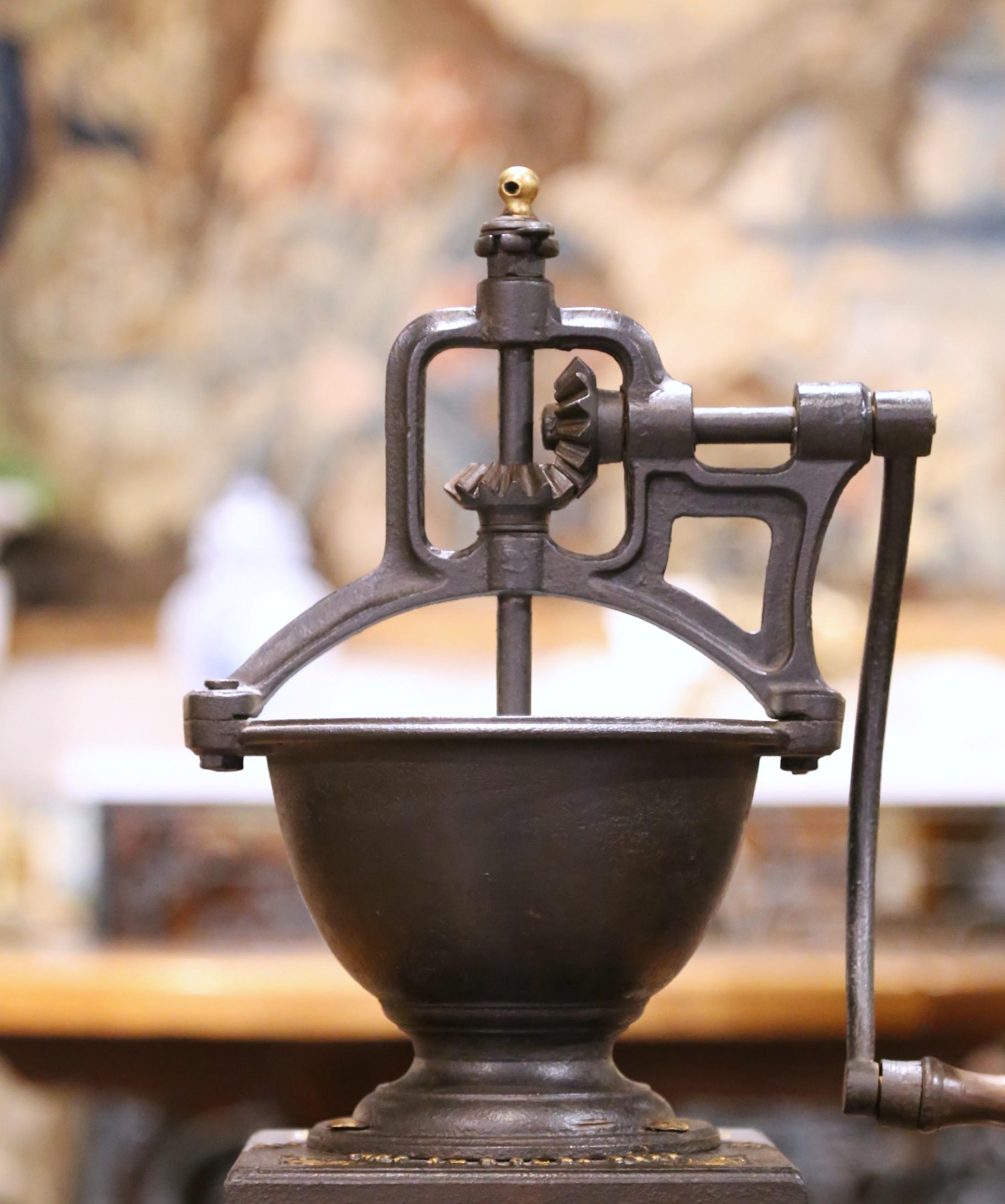 Français Moulin à café français en fonte et en Wood avec manivelle et tiroir, datant de 1901 en vente